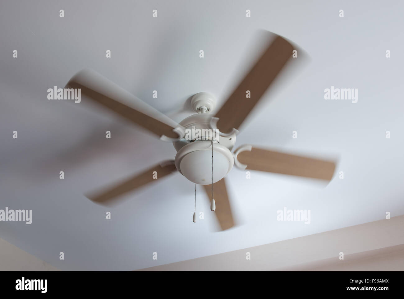 Plafond moderne ventilateur électrique en mouvement Banque D'Images
