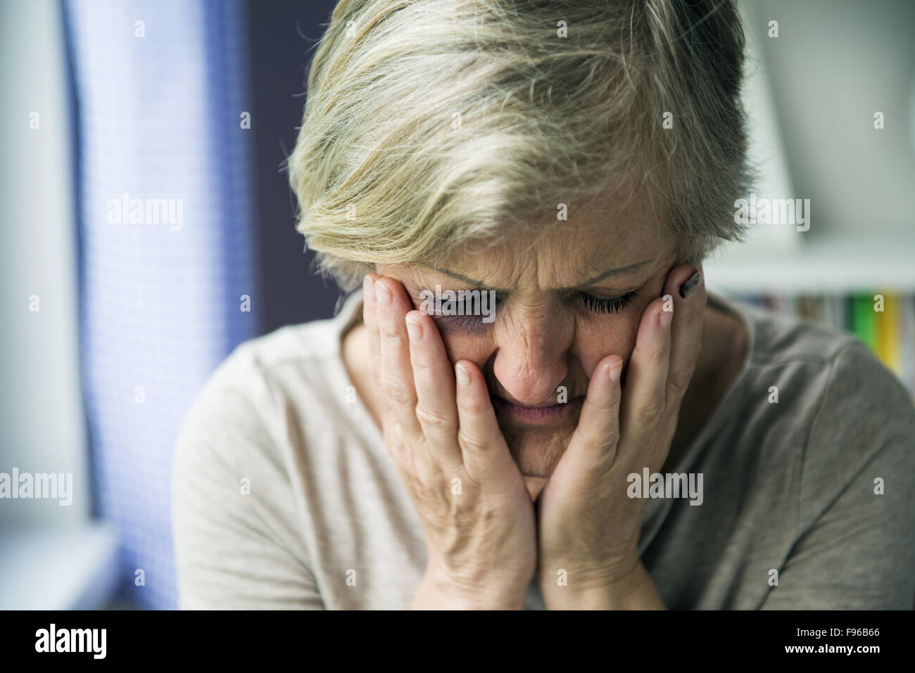 Senior woman with black eye est victime de violence domestique Banque D'Images