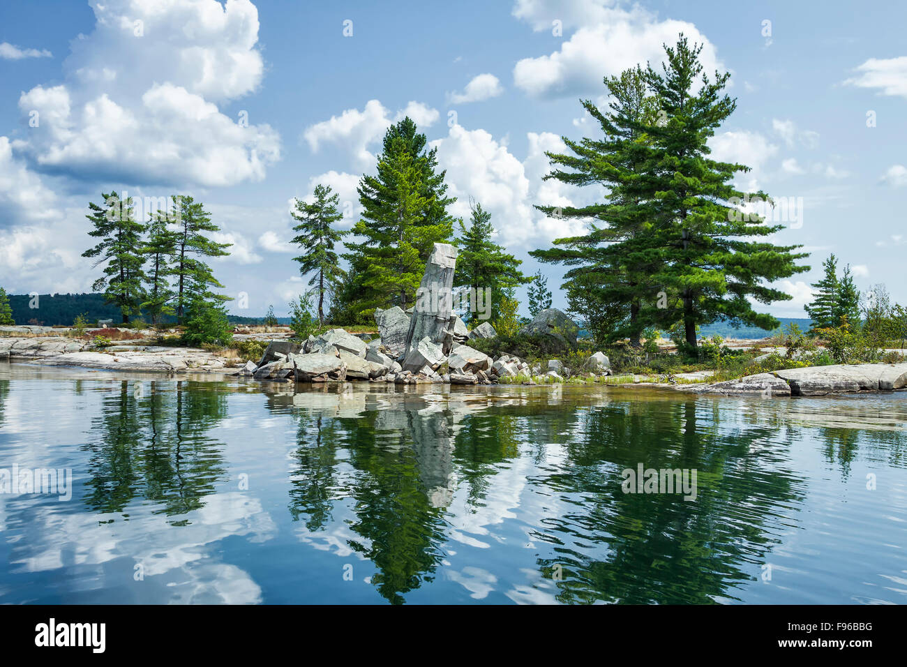 L'île de monument, Lac Matinenda, au nord de Blind River, Ontario, Canada Banque D'Images