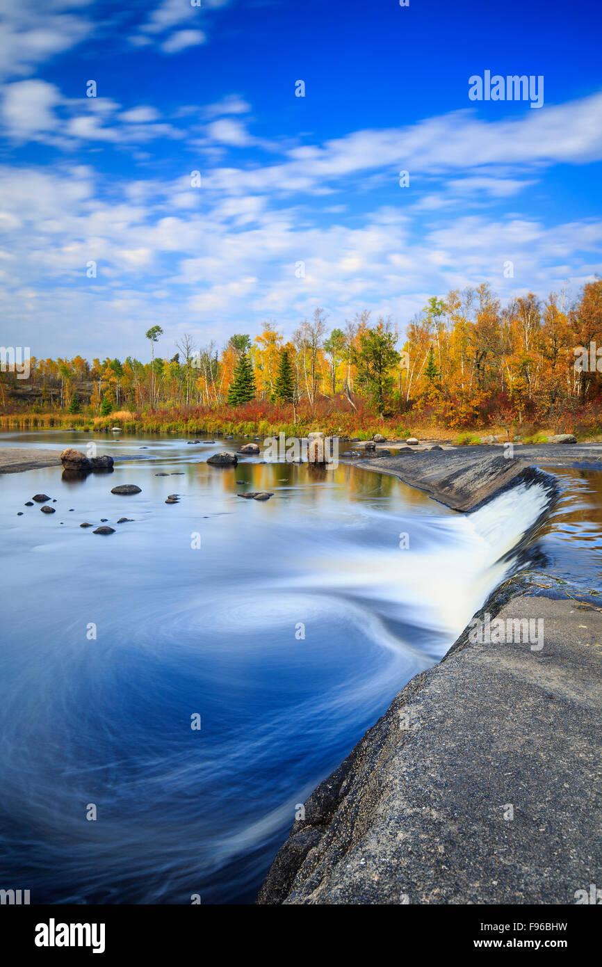 Whirlpool à Rainbow Falls à l'automne, le parc provincial du Whiteshell, Manitoba, Canada Banque D'Images