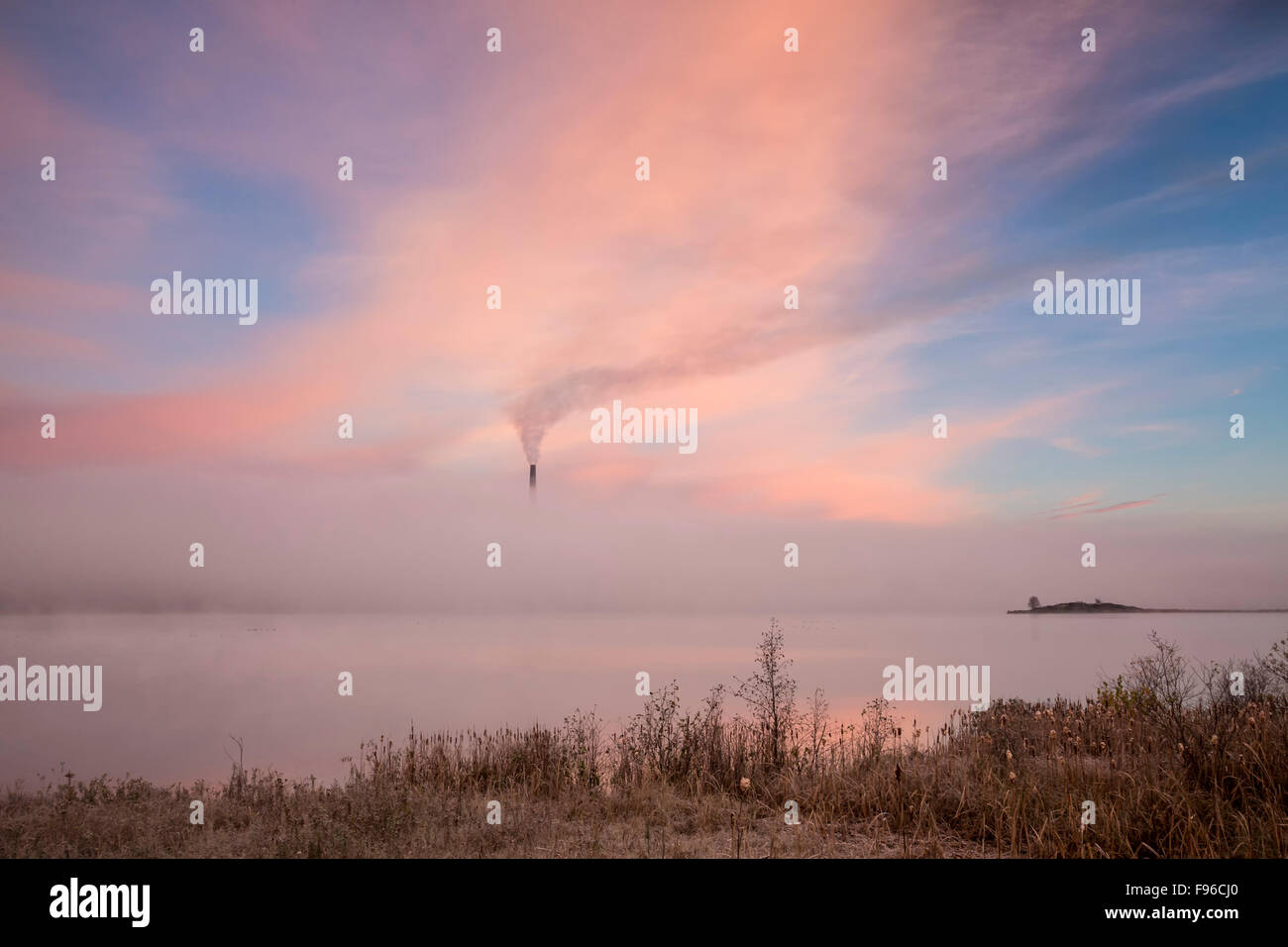 Matin brumeux, fonderie de Copper Cliff, cheminée Kelly Lake, Sudbury, Ontario, Canada Banque D'Images