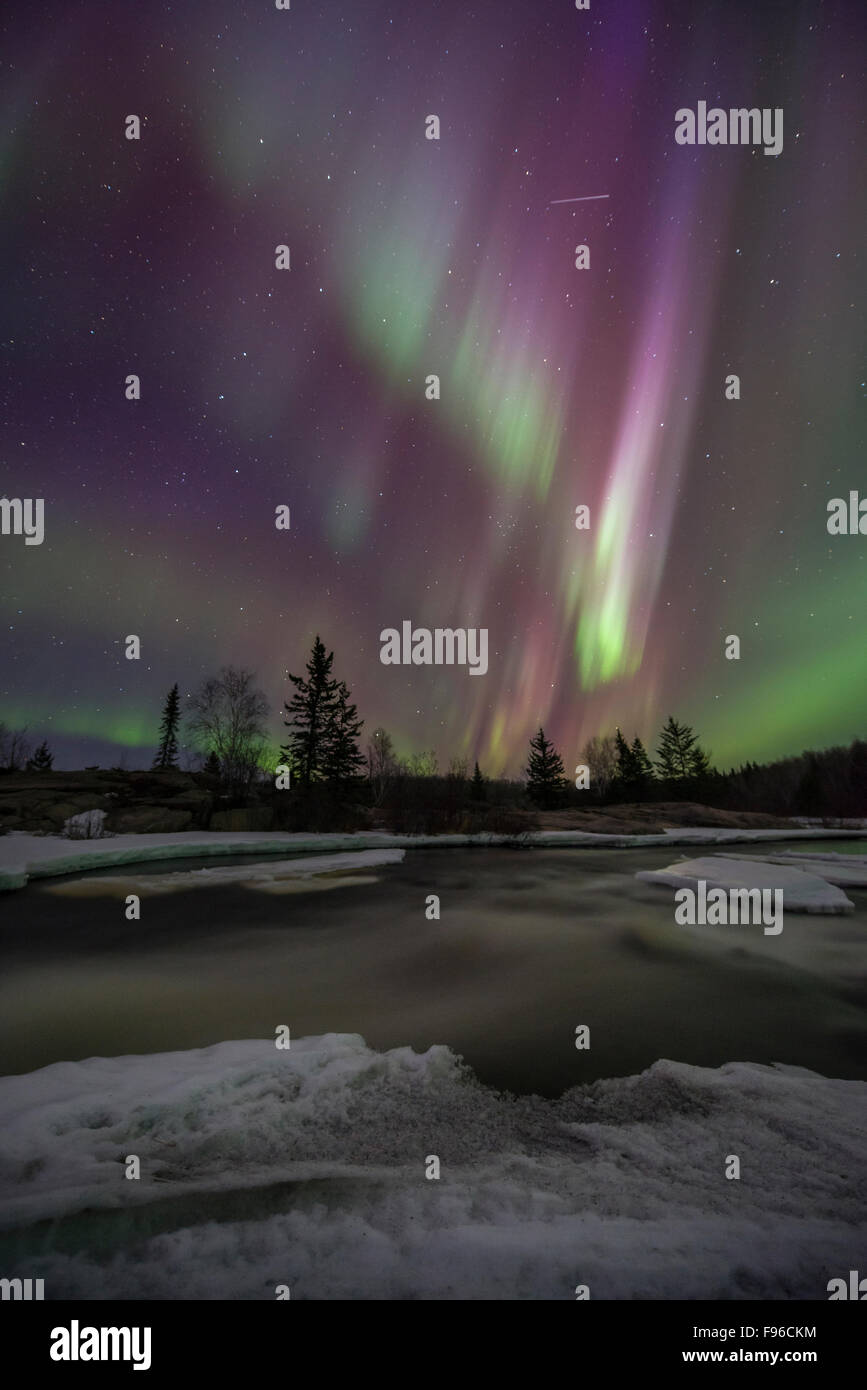 Northern Lights, Aurora, Aurora Borealis, barrage Pinawa, Manitoba, au sud-est du Manitoba, Canada, G8 le 17 mars, une tempête géomagnétique Banque D'Images