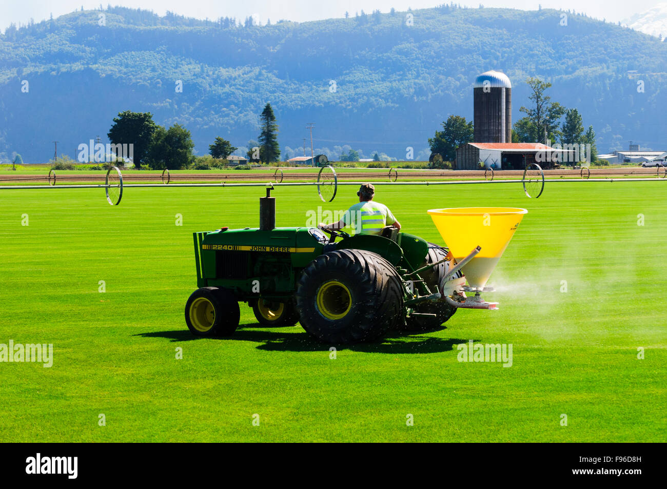 Un agriculteur de gazon engrais gazon sur les écarts dans l'État de Washington, USA de Sumas. Banque D'Images