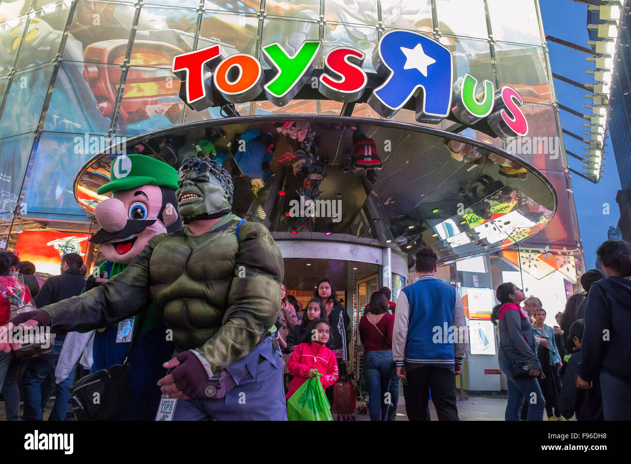 New York, USA. 13 Décembre, 2015. Le navire amiral du jouet ' R ' Us store à New York Times Square est la fermeture. Les magasins bail ne sera pas renouvelé en janvier 2016. Il y a plus de 1 500 magasins du monde entier et 13 dans la ville de New York. Le flagship store de Times Square est situé là pendant 16 ans. C'est le dernier Noël que les enfants avec leurs familles auront l'occasion d'y acheter. Crédit : Scott Houston/Alamy Live News Banque D'Images