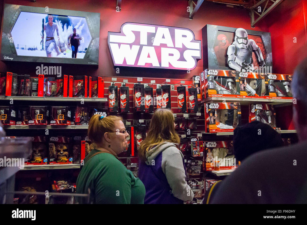 New York, USA. 13 Décembre, 2015. Le navire amiral du jouet ' R ' Us store à New York Times Square est la fermeture. Les magasins bail ne sera pas renouvelé en janvier 2016. Il y a plus de 1 500 magasins du monde entier et 13 dans la ville de New York. Le flagship store de Times Square est situé là pendant 16 ans. C'est le dernier Noël que les enfants avec leurs familles auront l'occasion d'y acheter. Crédit : Scott Houston/Alamy Live News Banque D'Images