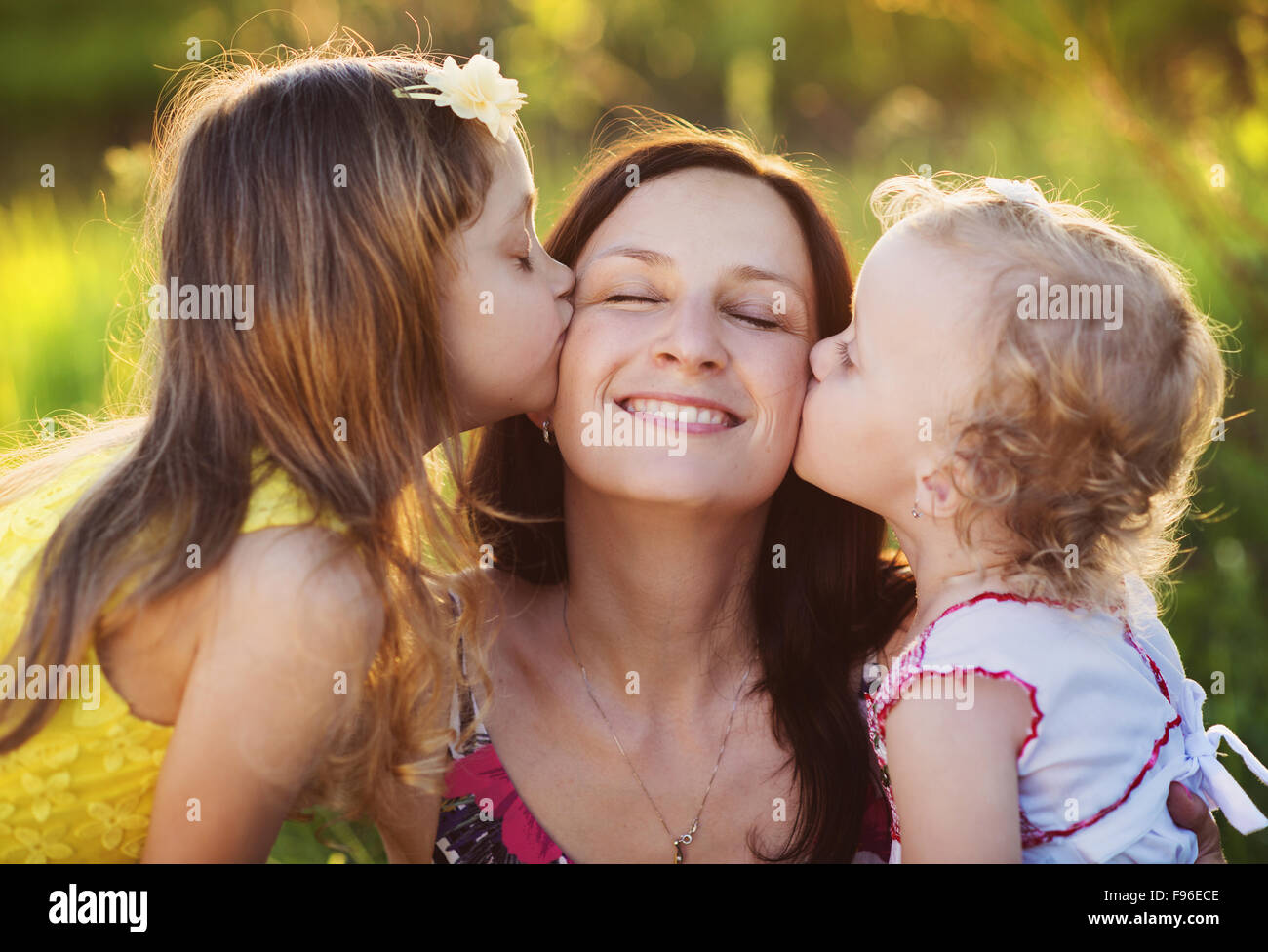 Portrait de jeune mère heureuse avec sa petite fille à sunny meadow Banque D'Images