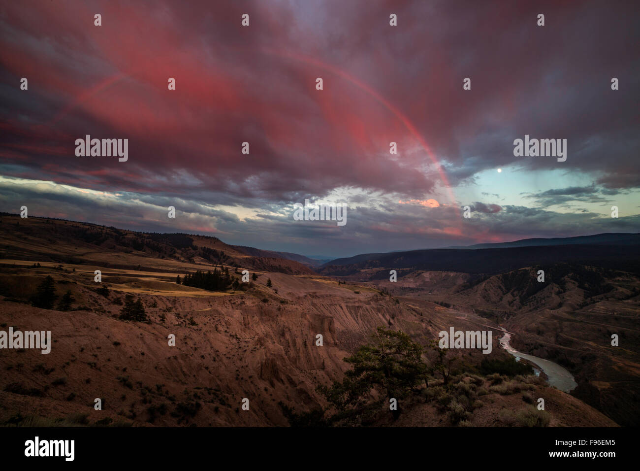 British Columbia, Canada, la région de Chilcotin du canyon Farwell, C.-B., les prairies, le coucher du soleil, de limon bluffs, rivière Chilcotin, arc-en-ciel, Banque D'Images