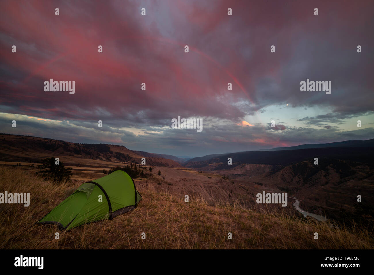 British Columbia, Canada, la région de Chilcotin du canyon Farwell, C.-B., les prairies, le coucher du soleil, tente, camping, rivière Chilcotin, arc-en-ciel, Banque D'Images