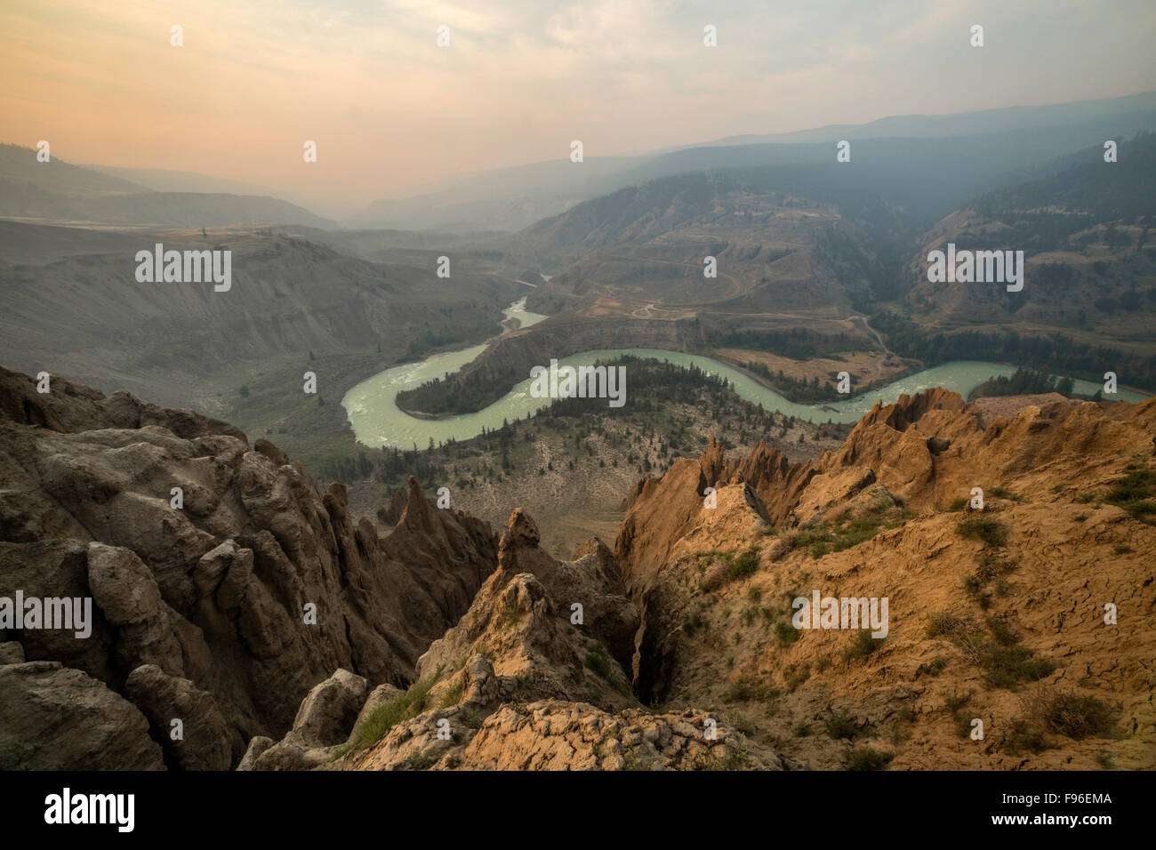 British Columbia, Canada, la région de Chilcotin du canyon Farwell, C.-B., les prairies, le lever du soleil, de limon bluffs, Hoodoos, rivière Chilcotin, Banque D'Images