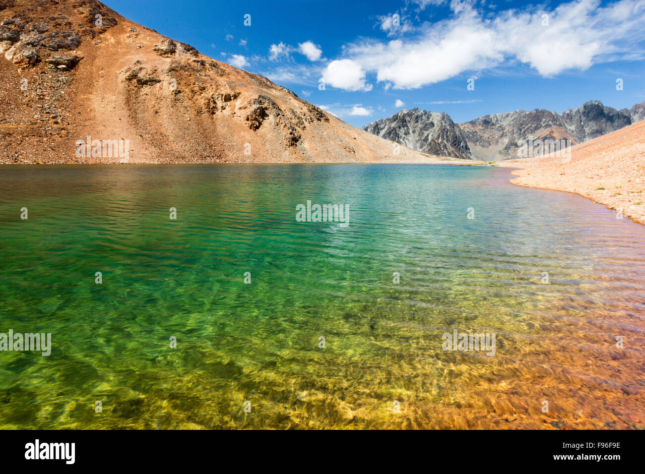 Le Canada, la Colombie-Britannique, glaciaire alpine lake, plage de Niut, chaîne Côtière, Chilcotin, Banque D'Images