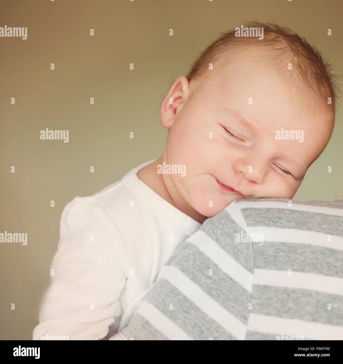 Bébé nouveau-né garçon est fatigué et somnolent Banque D'Images