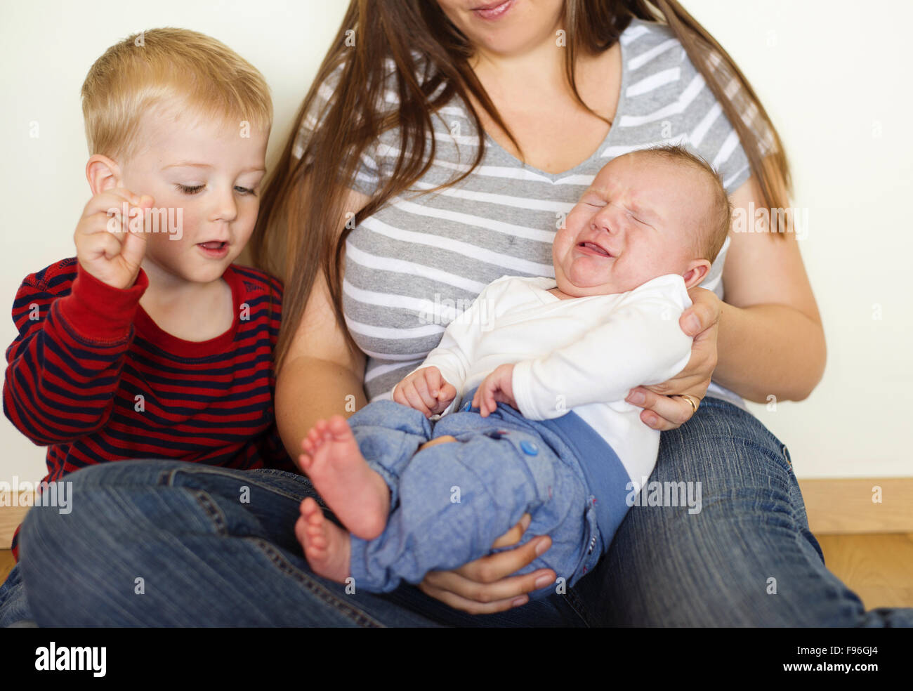 Adorable petit garçon et de sa mère avec son petit frère Banque D'Images