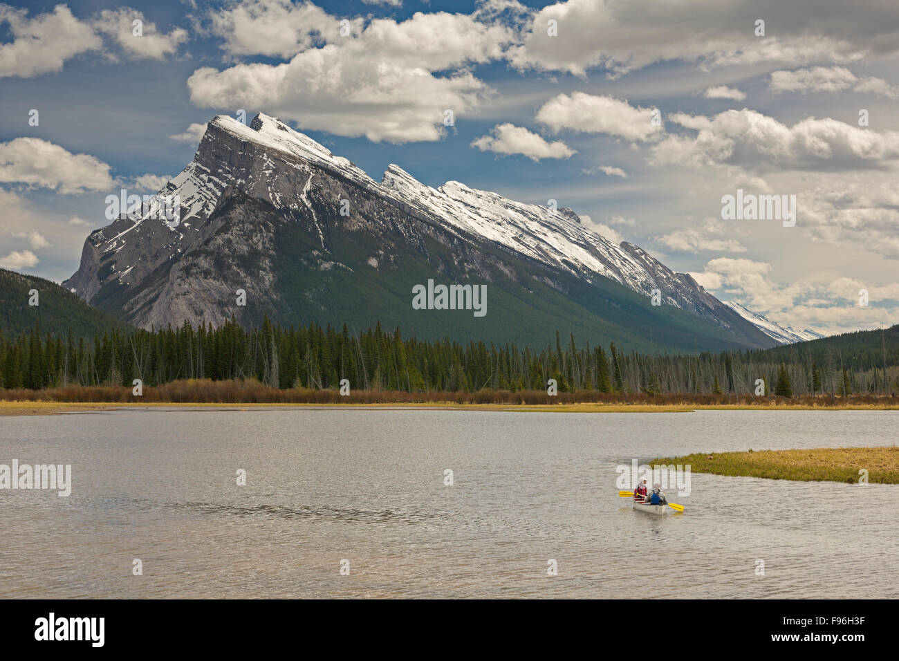 Aux canoteurs avec Mont Rundel en arrière-plan, les lacs Vermillion, Banff National Park, Alberta Banque D'Images