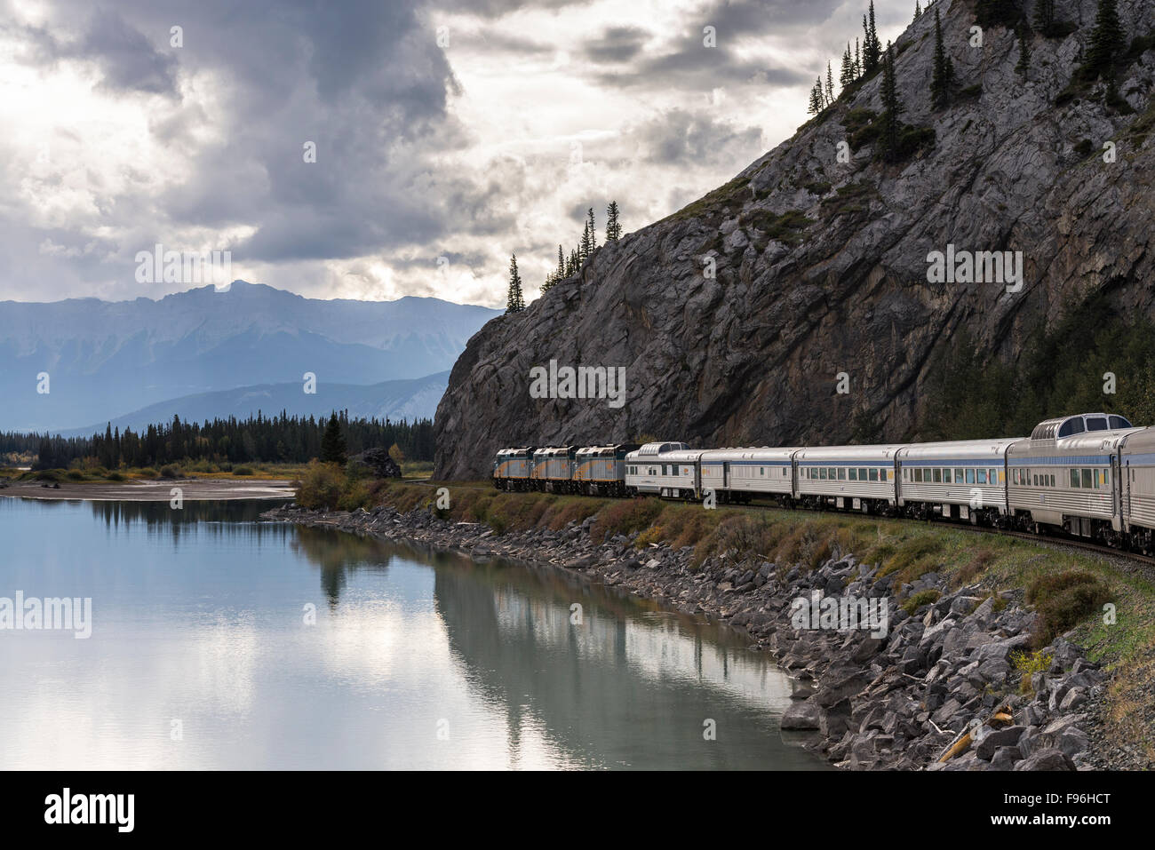 Le train de passagers le long de la rivière Athabasca dans le parc national Jasper, Alberta, Canada. Banque D'Images