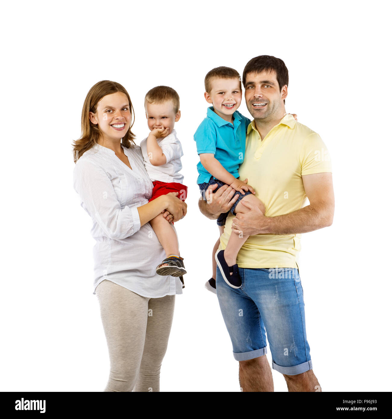 Portrait de l'heureuse famille avec deux enfants et femme enceinte, isolé sur fond blanc Banque D'Images