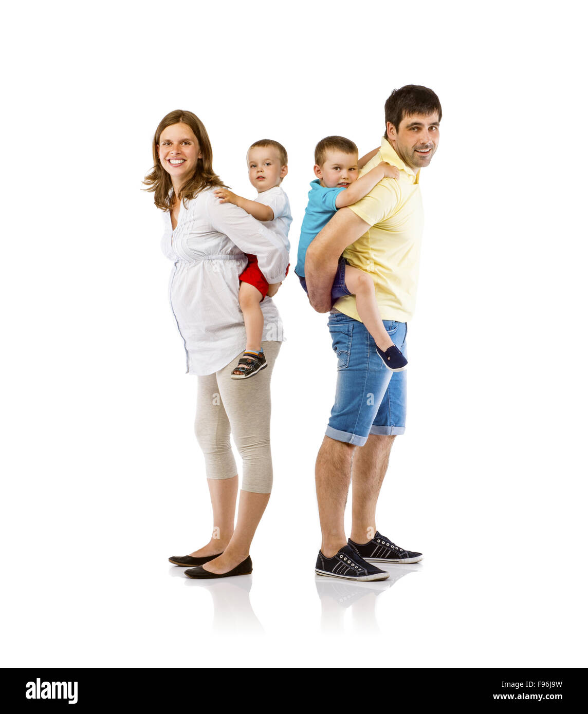 Portrait de l'heureuse famille avec deux enfants et femme enceinte, isolé sur fond blanc Banque D'Images