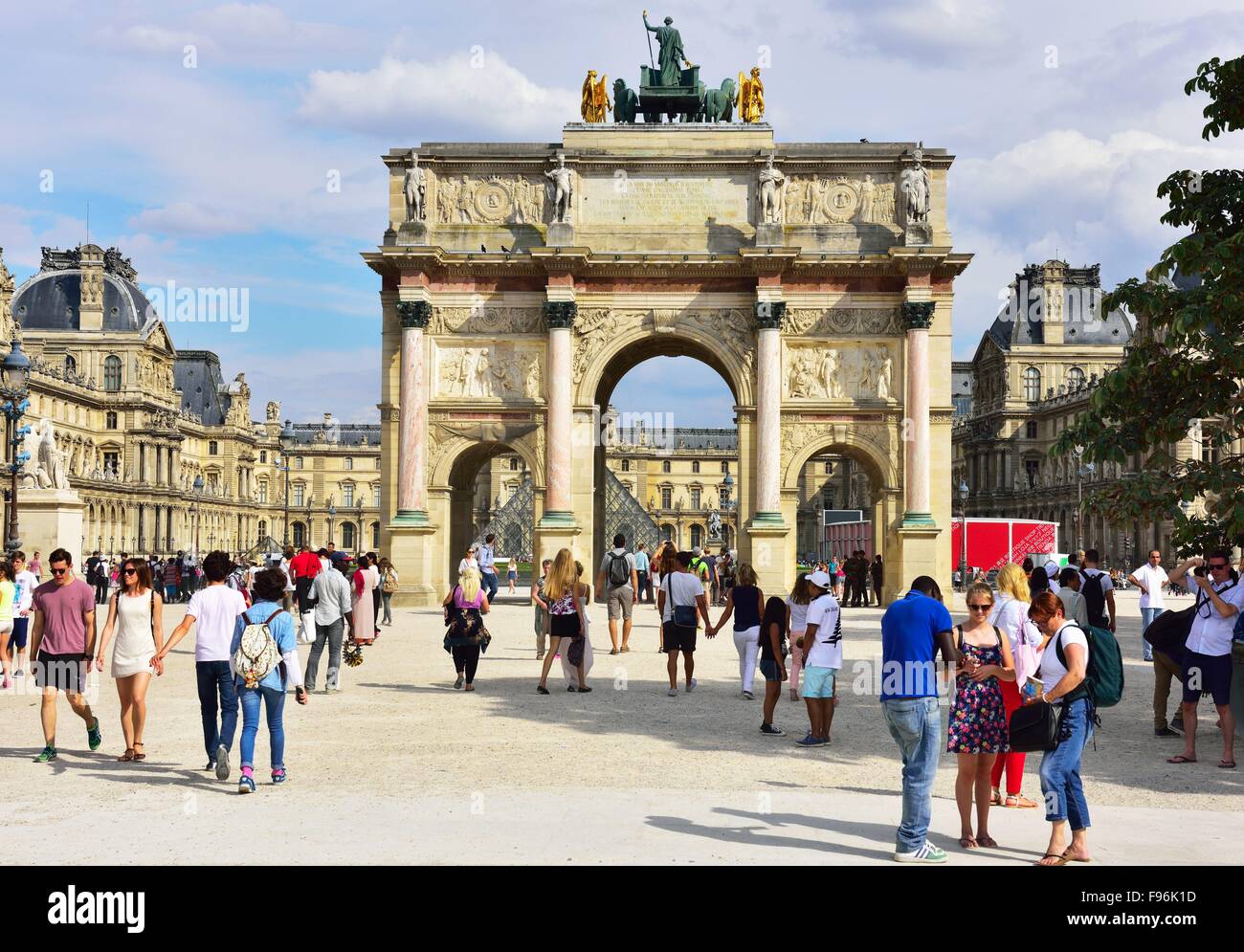 Arc de triomphe du Carrousel, Arc de Triomphe, le Louvre et la pyramide de verre derrière, Paris, Ile de France, France Banque D'Images