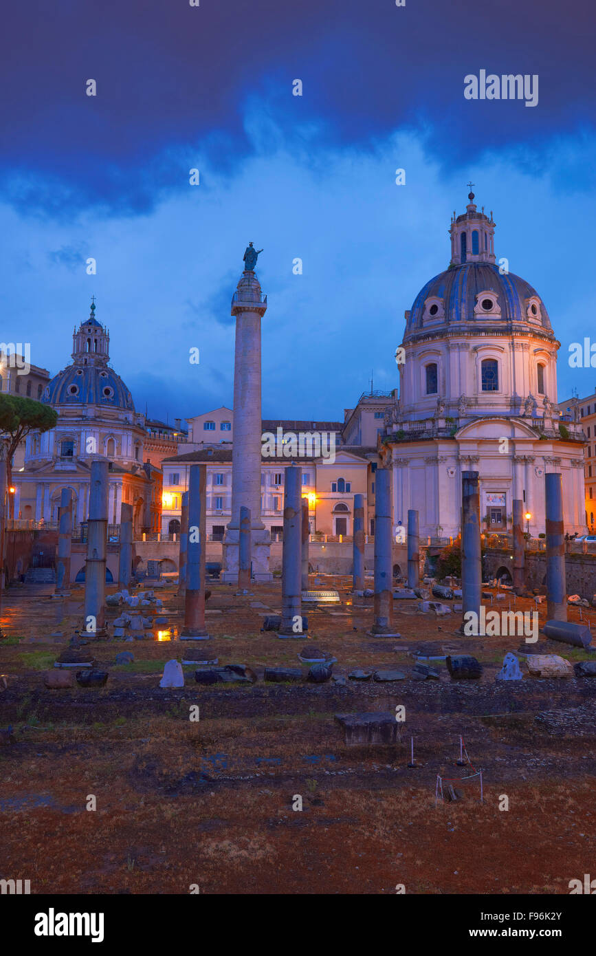 Forum de Trajan, Foro di Traiano, église Santa Maria di Loreto au crépuscule, le Forum Romain, Rome, Latium, Italie Banque D'Images