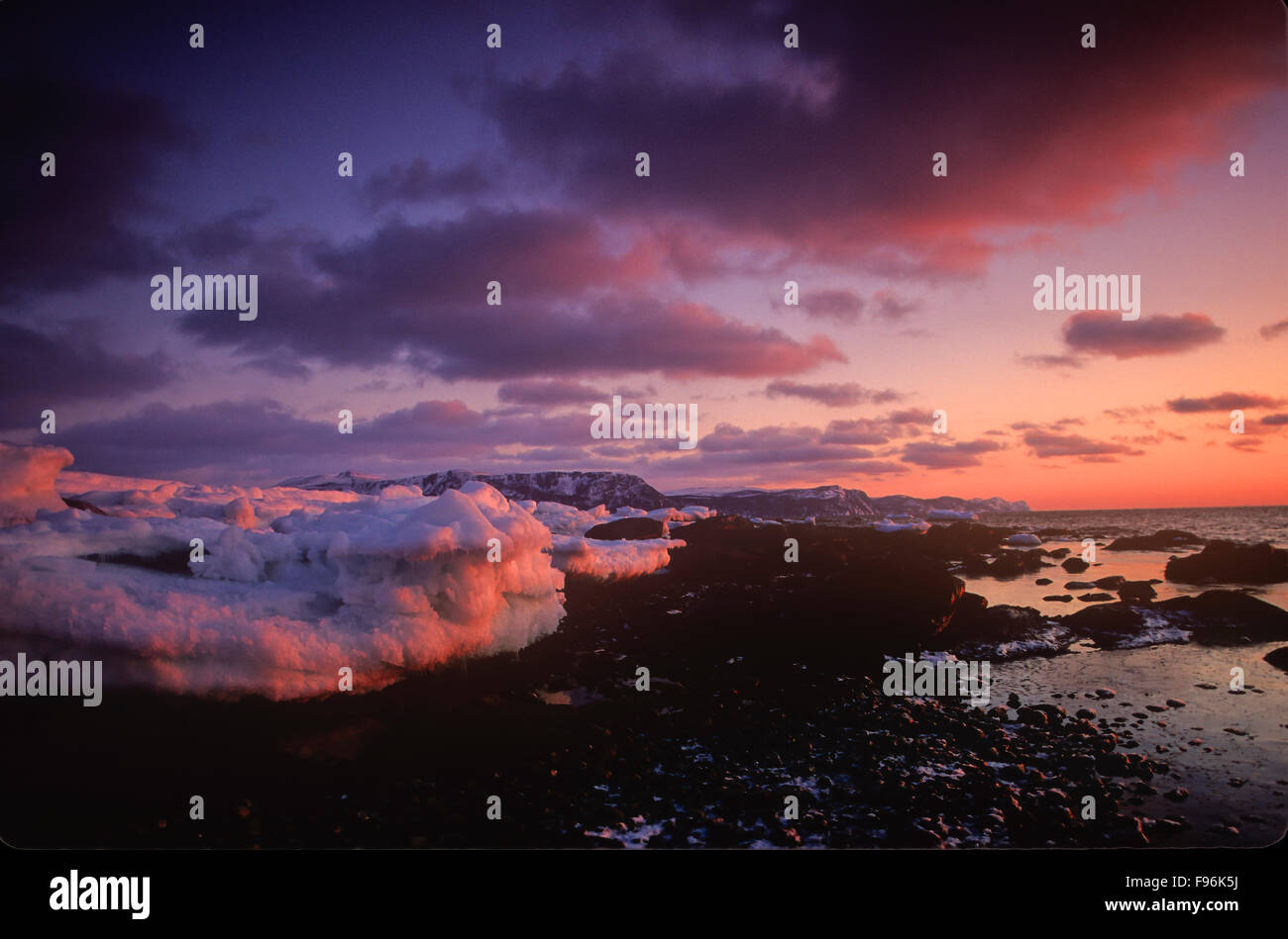 Lobster Cove en hiver au coucher du soleil, le parc national du Gros-Morne, à Terre-Neuve, Canada Banque D'Images