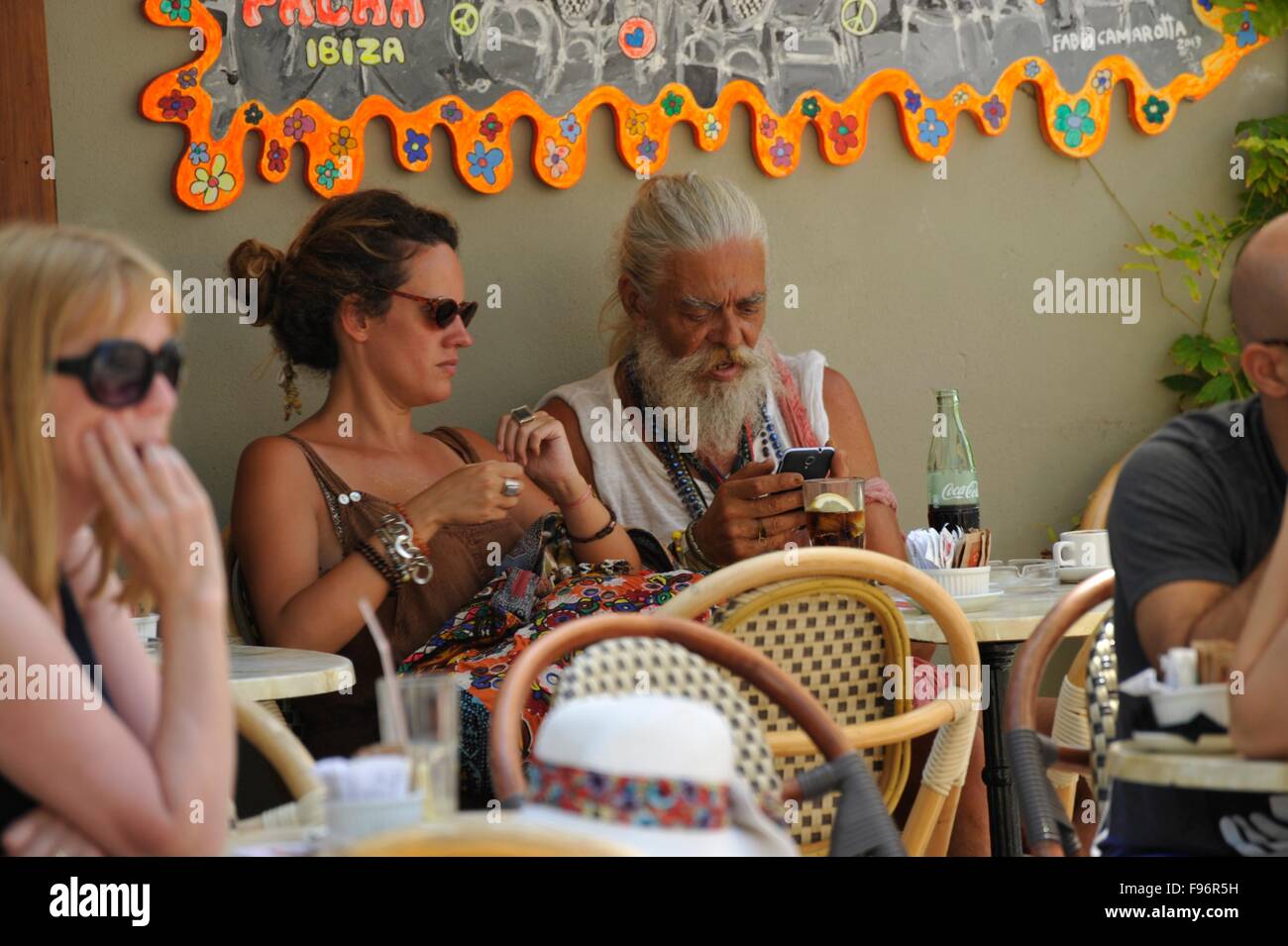Vieux Hippy dans un café dans la vieille ville d'Ibiza Banque D'Images