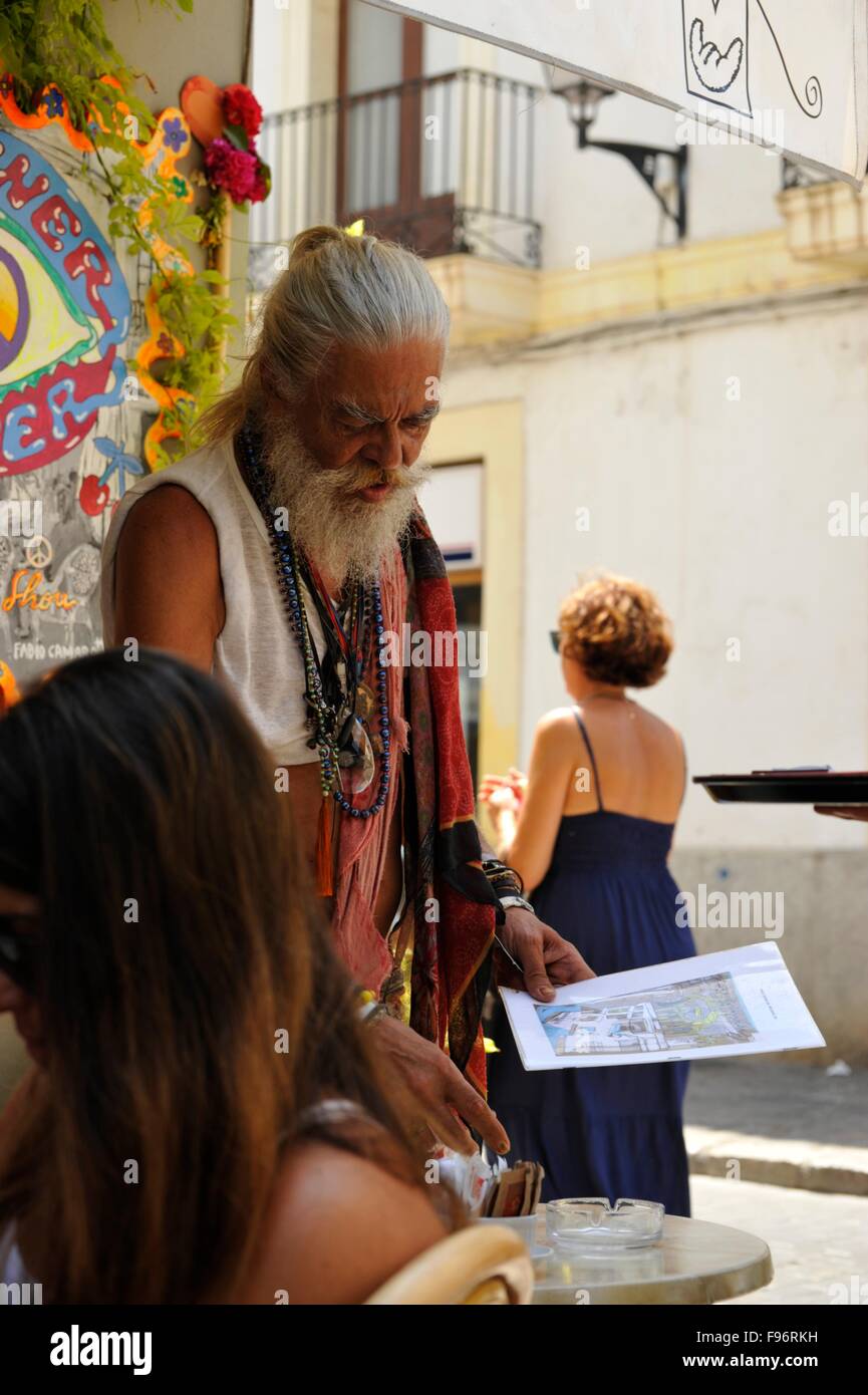 Vieux Hippy dans un café dans la vieille ville d'Ibiza Banque D'Images
