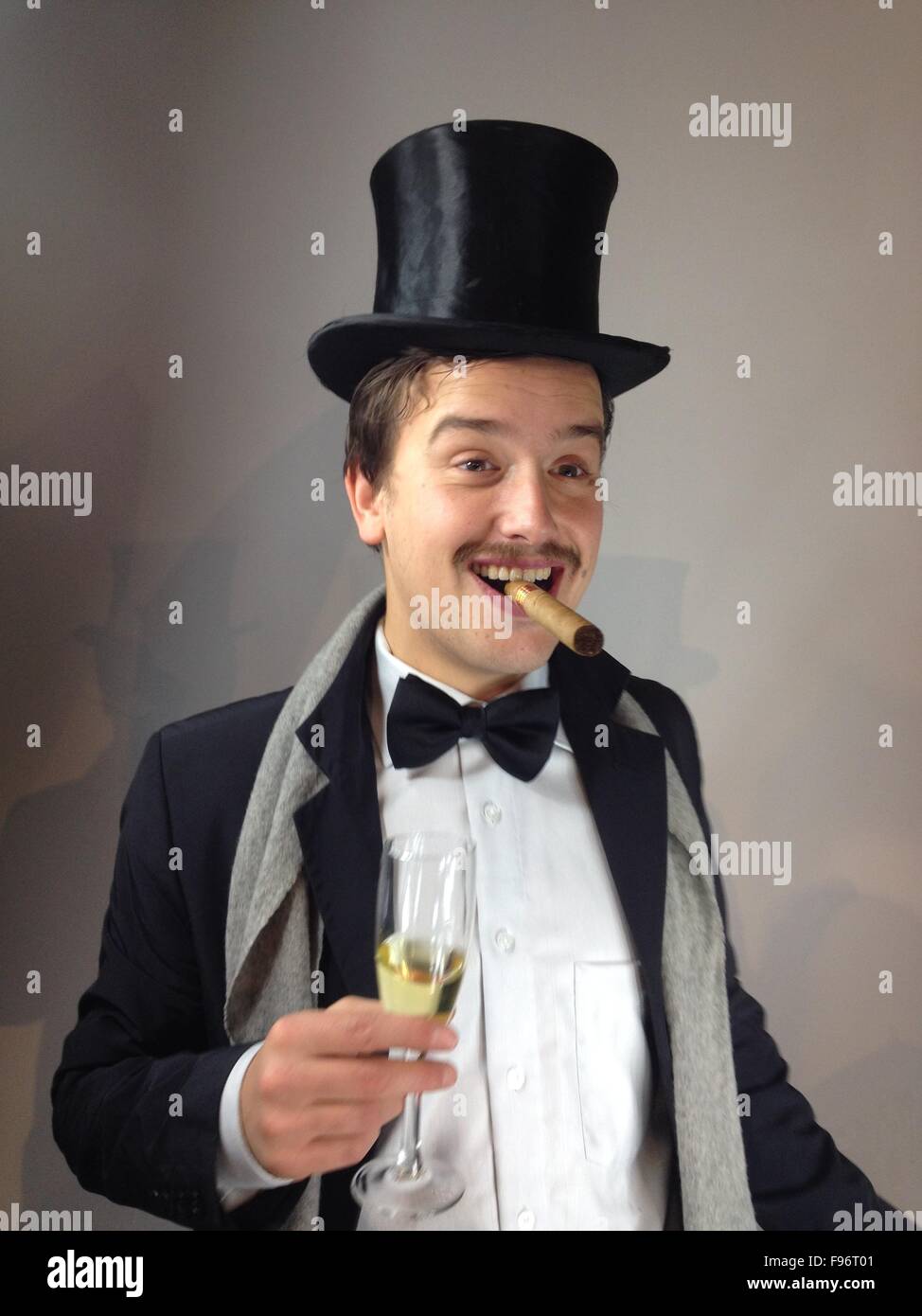 Homme avec chapeau haut de forme et cigare Photo Stock - Alamy