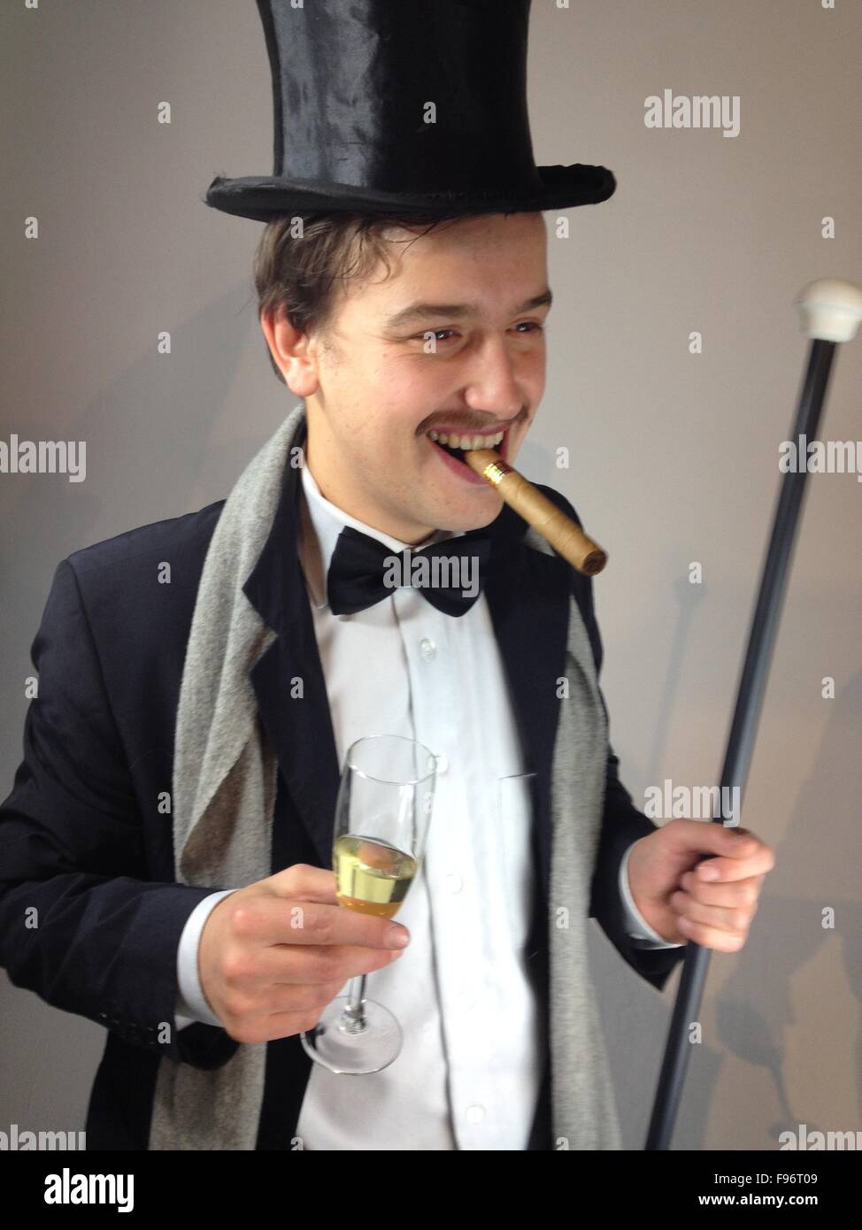 Homme avec chapeau haut de forme et cigare Photo Stock - Alamy