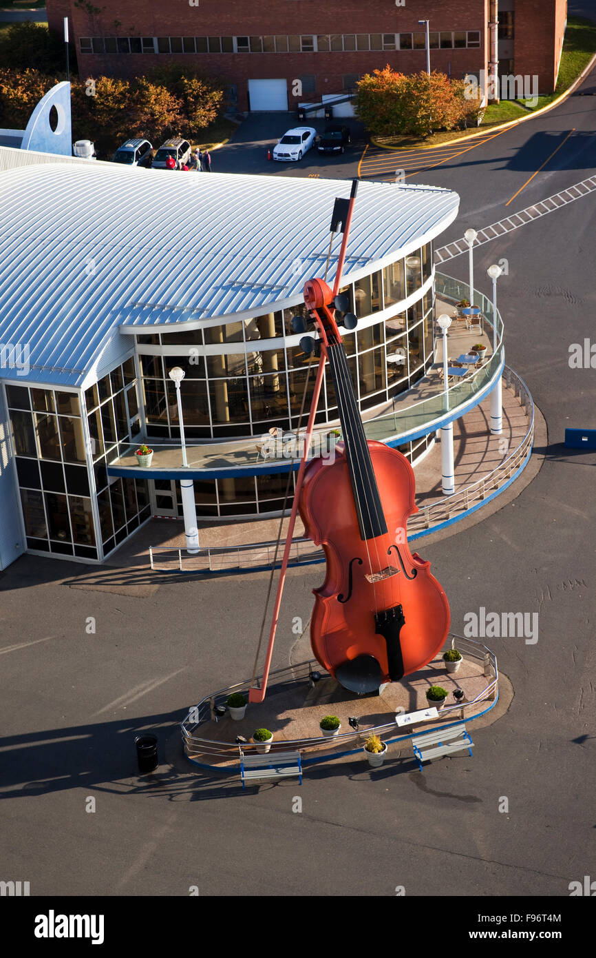 À 60 pieds de hauteur, le Fidheal Mohr un ceilidh' ou le grand violon du Ceilidh est situé à côté de l'Joan Harriss Banque D'Images