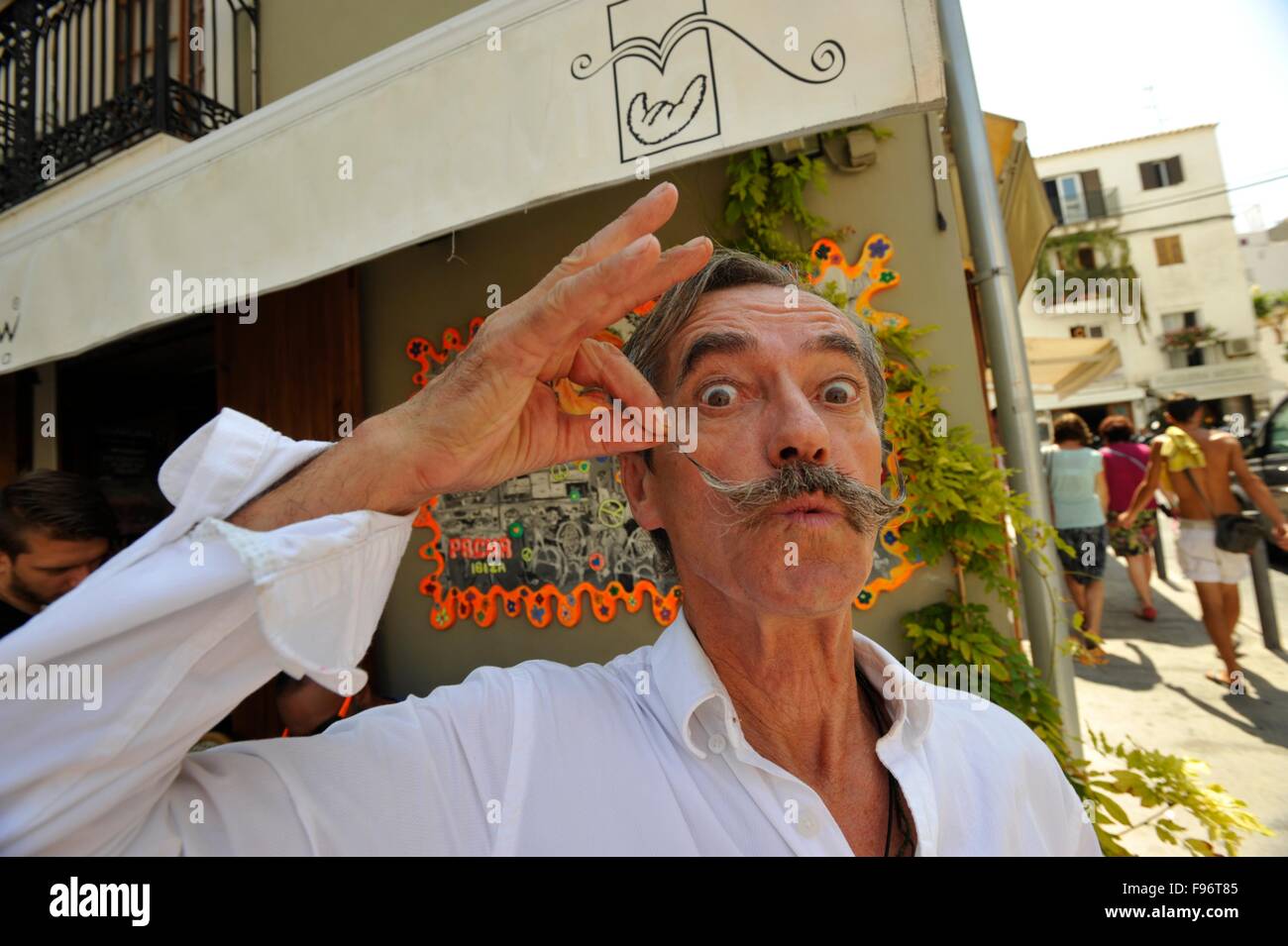 Sosie de Salvador Dali et propriétaire du Café Croissant montrent la vieille ville d'Ibiza Banque D'Images