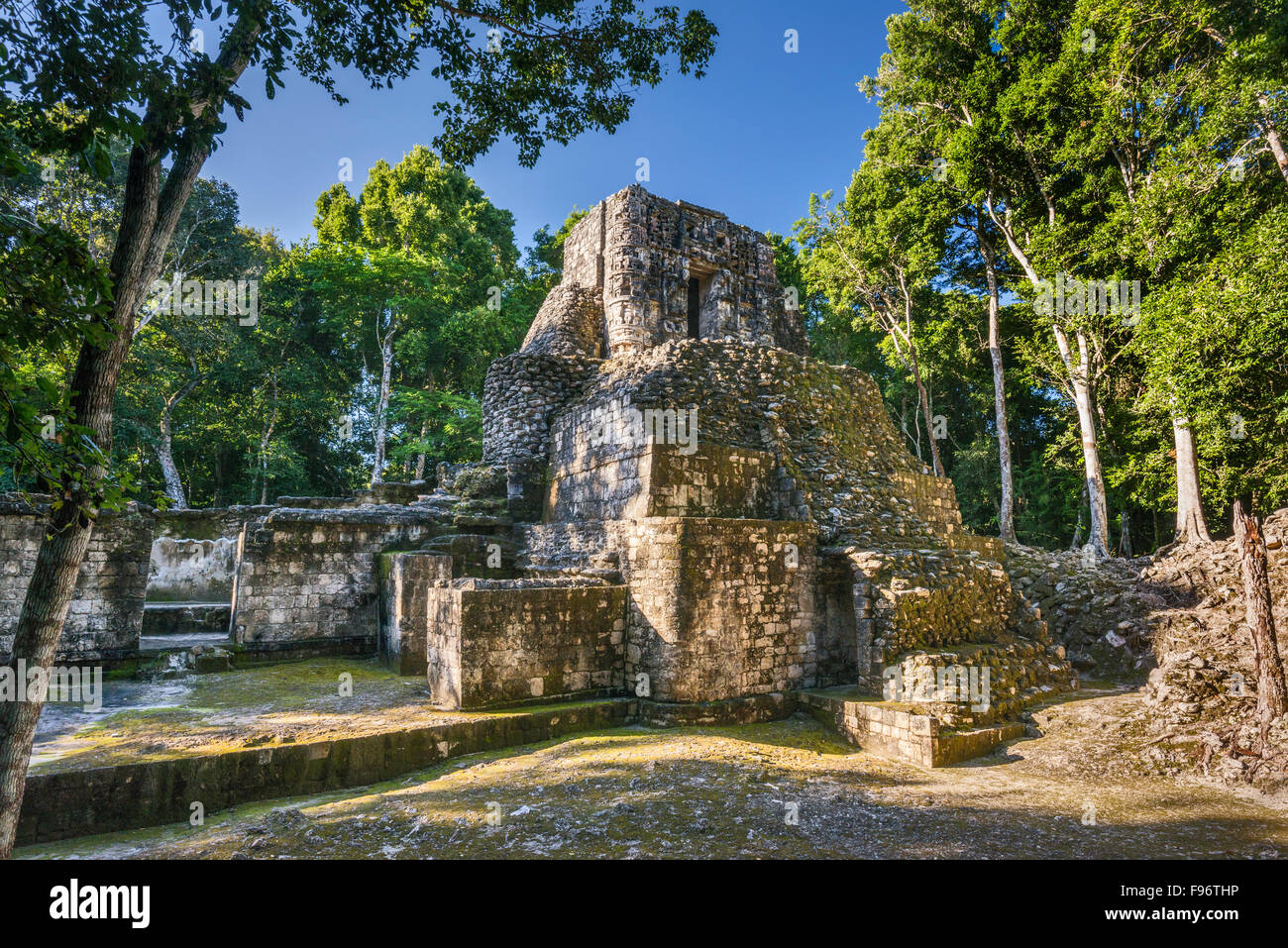 Estructura V, pyramide avec sur le haut du temple, ruines mayas, Hormiguero site archéologique, la Ruta Rio Bec, péninsule du Yucatan, Mexique Banque D'Images