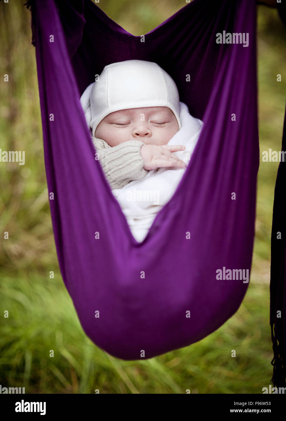 Mignon bébé nouveau-né garçon suspendu dans une écharpe porte-bébé piscine  Photo Stock - Alamy