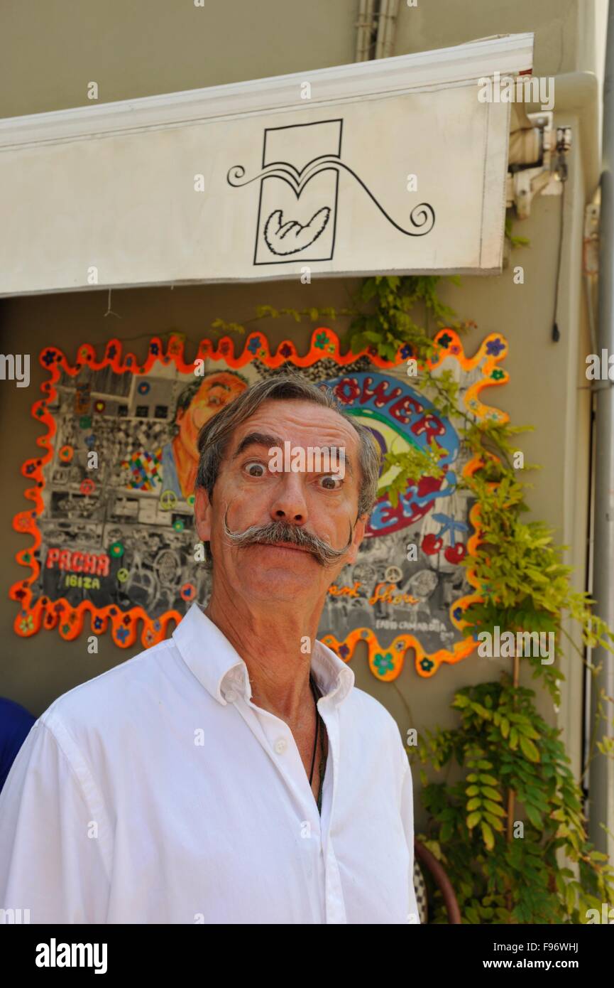 Sosie de Salvador Dali et propriétaire du Café Croissant montrent la vieille ville d'Ibiza Banque D'Images