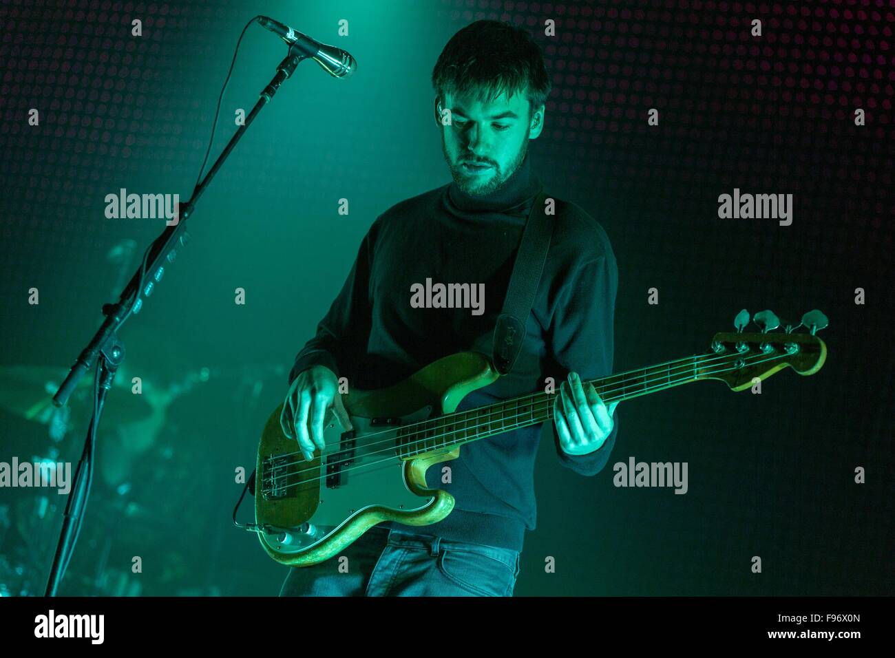 Los Angeles, Californie, USA. 13 Décembre, 2015. Le bassiste ROSS MACDONALD, de la 1975 effectue en direct durant la 26e assemblée annuelle de Noël acoustique presque KROQ lors du Forum de Los Angeles, Californie © Daniel DeSlover/ZUMA/Alamy Fil Live News Banque D'Images