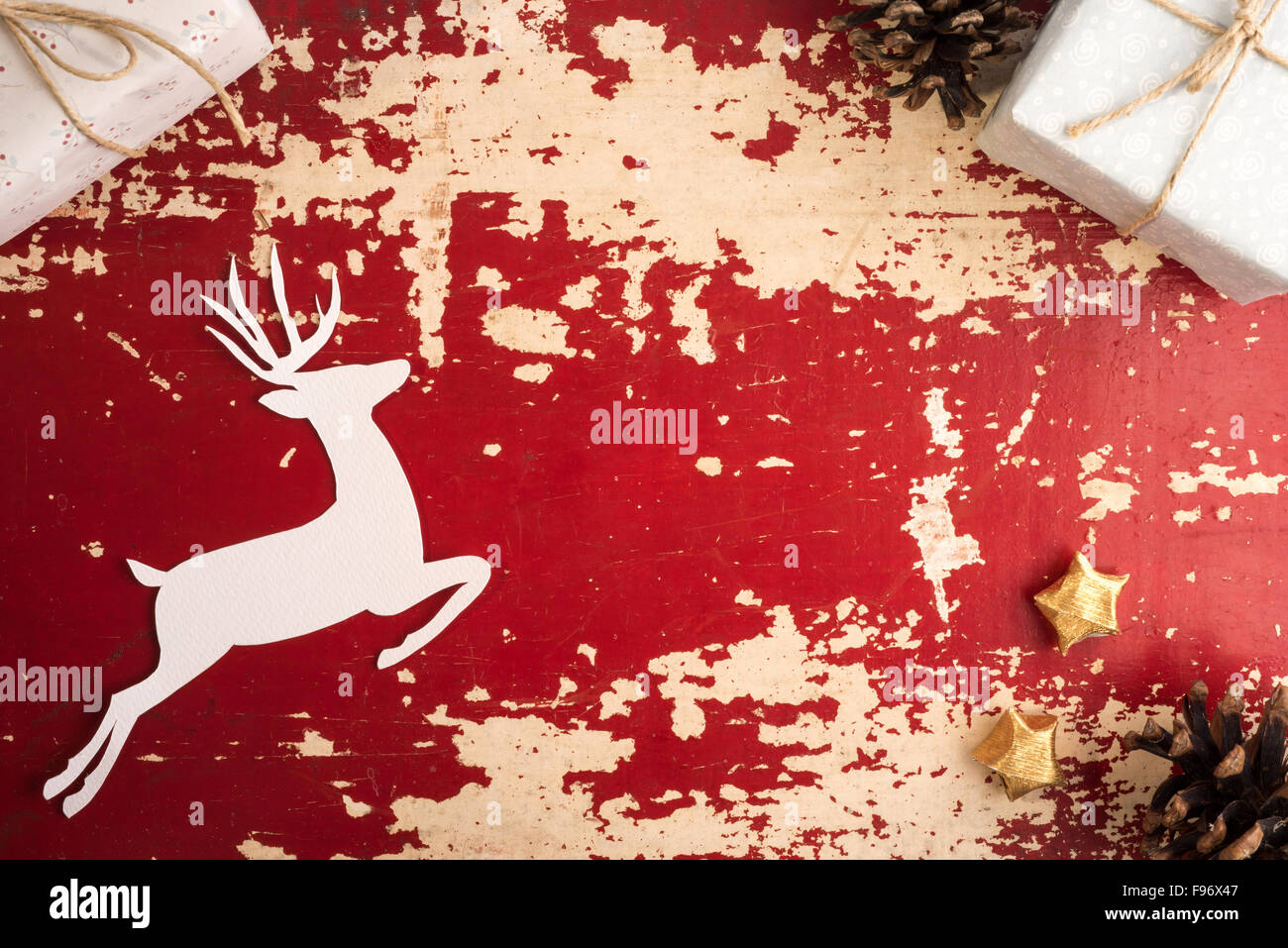 Vintage christmas time (top view concept scène avec copie espace. Décoration de style rétro et de papier coupé silhouette renne sur rouge Banque D'Images