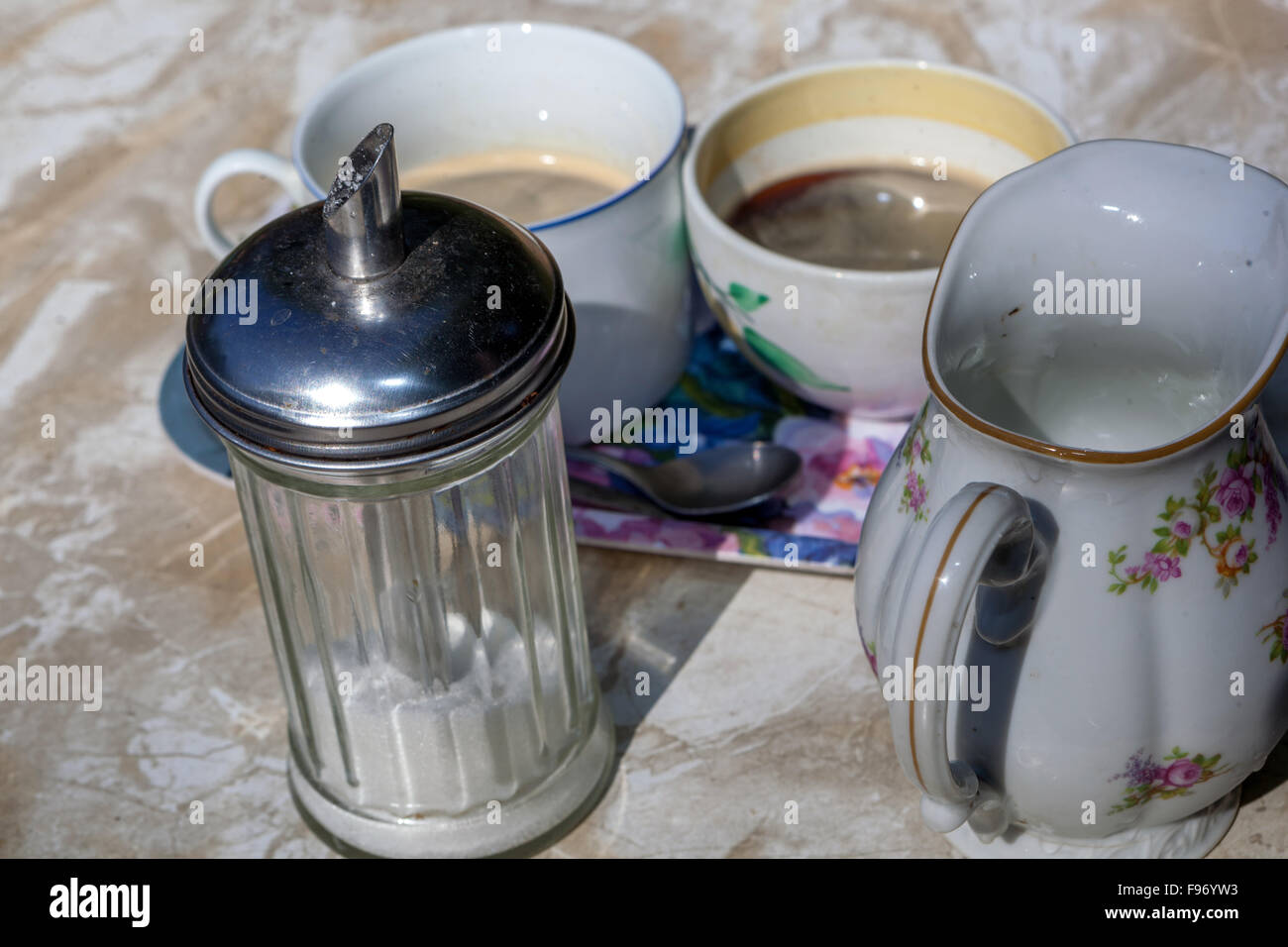 Deux tasses à café, Sugar Bowl, en plateau. Banque D'Images