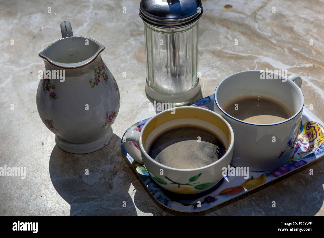Deux tasses à café, Sugar Bowl, en plateau. Banque D'Images Deux tasses à café, Sugar Bowl, en plateau. Banque D'Images