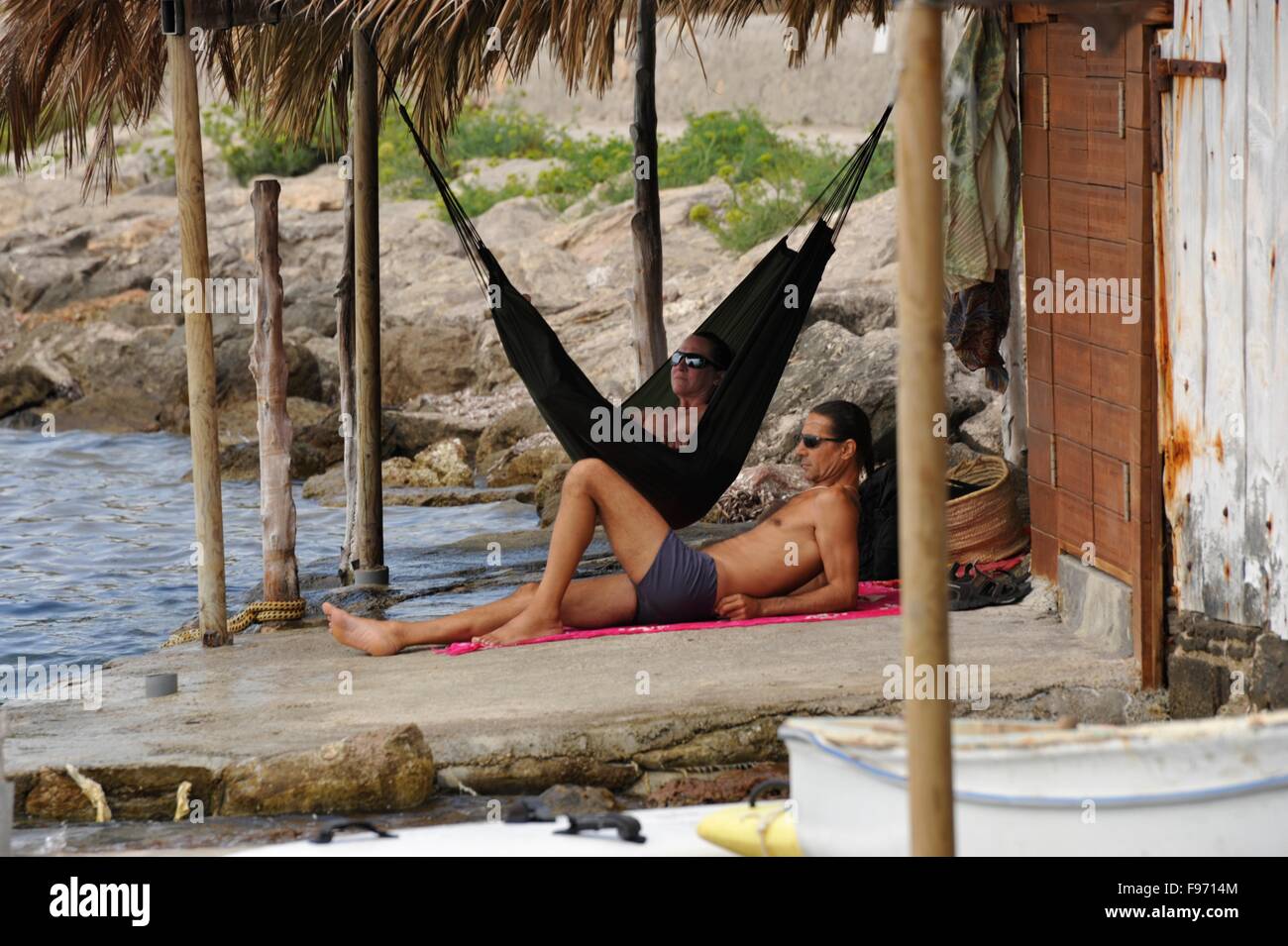 Couple sur un hamac dans une vieille maison Varador Casetes boah D'Eivissa à Ibiza Baléares Banque D'Images