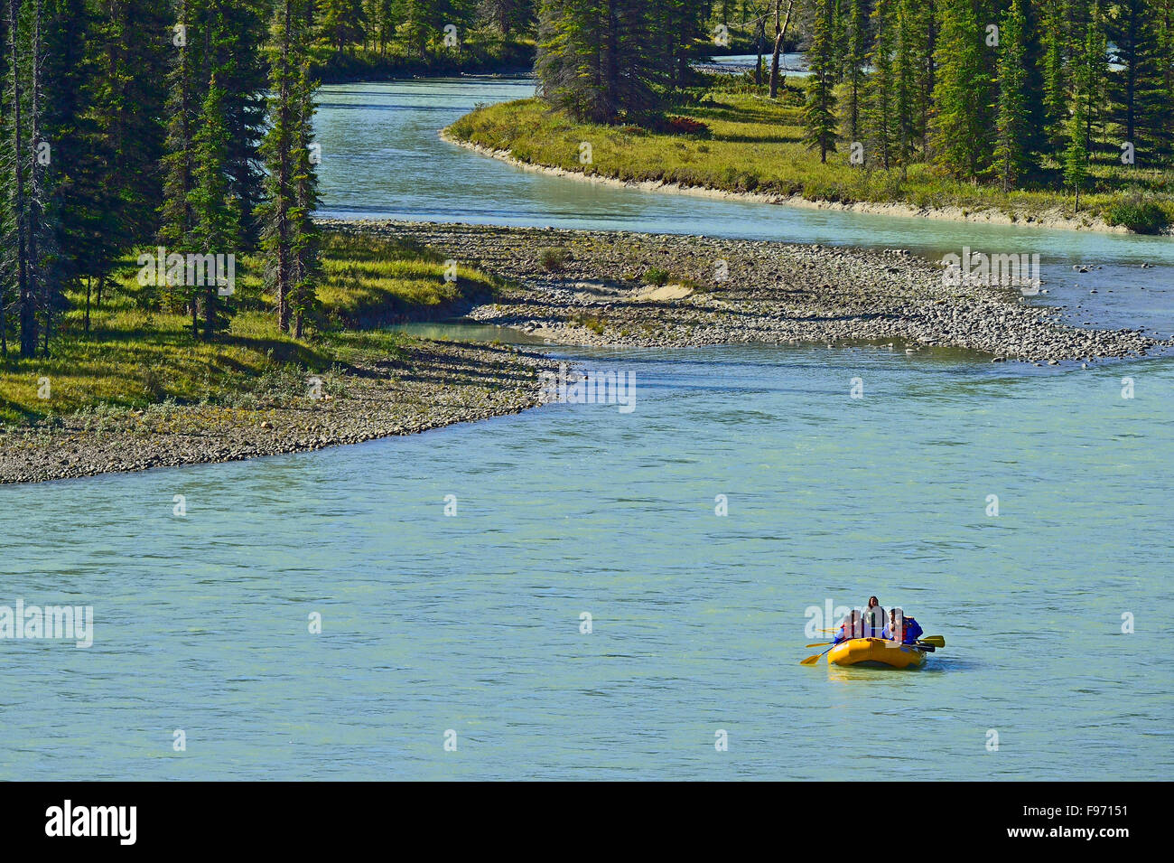 Une image horizontale d'un radeau jaune sur les eaux de la fed gracier riverin Athabasca Jasper National Park, Alberta, Canada. Banque D'Images