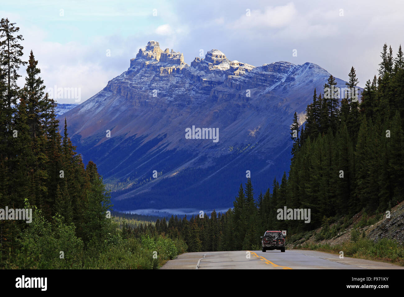 Voiture roulant à travers des champs de glace, Banff National Park, British Columbia, Canada Banque D'Images