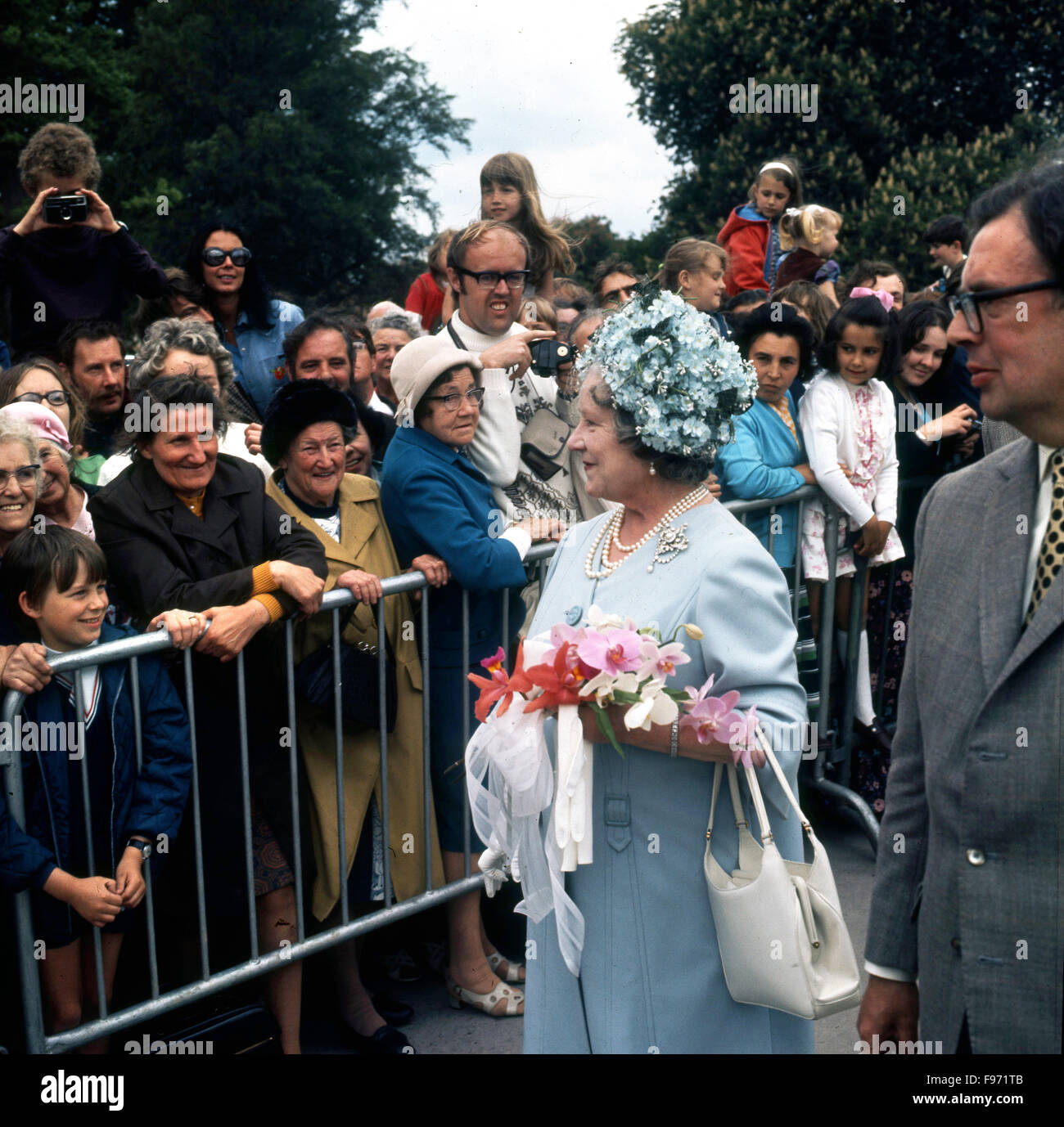 Sa Majesté la reine Elizabeth la reine mère de parler à la population locale sur son séjour à Stratford-upon-Avon le 1 juin 1974. Banque D'Images