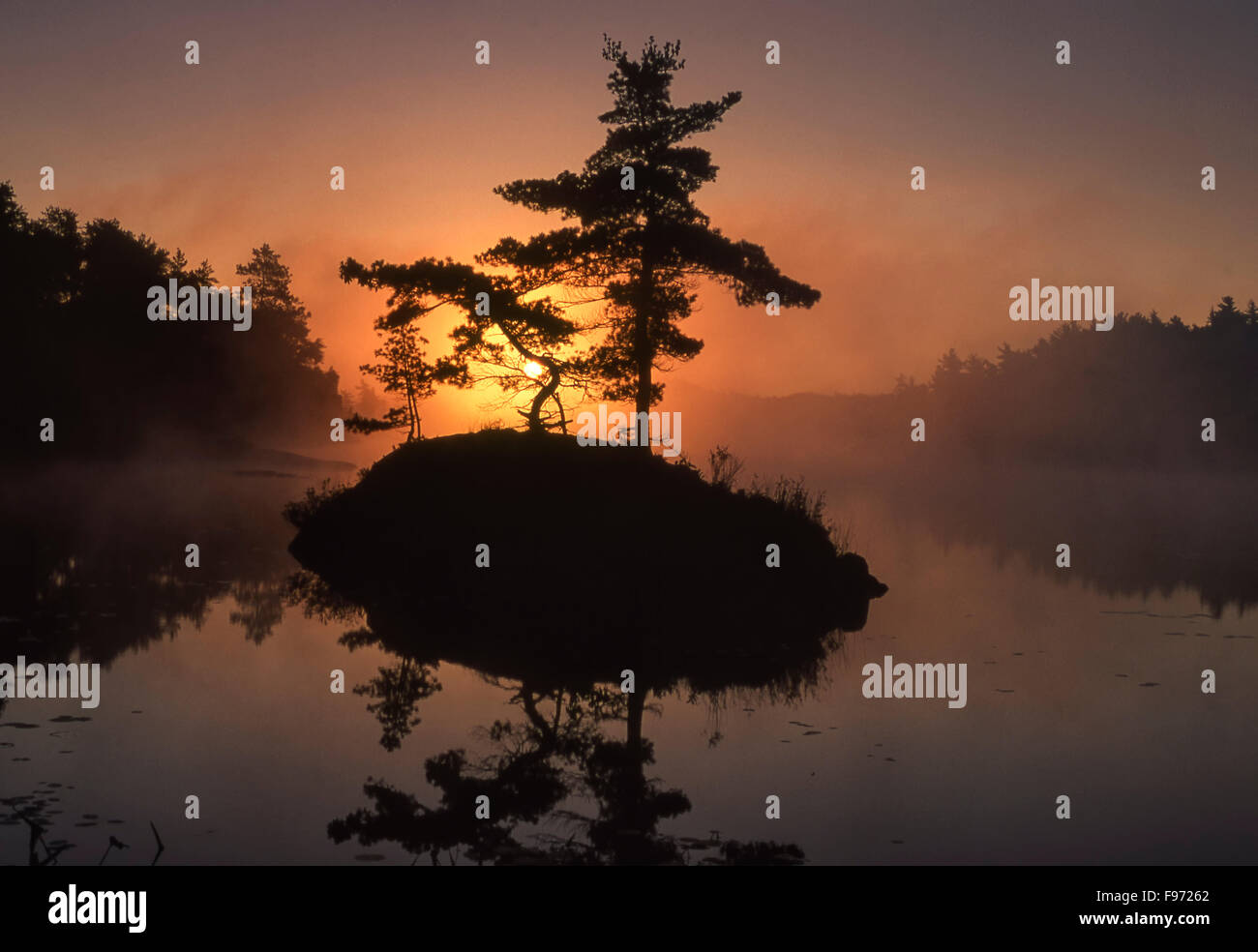 Le lever du soleil, la baie McGregor, Whitefish Falls, Ontario, Canada Banque D'Images