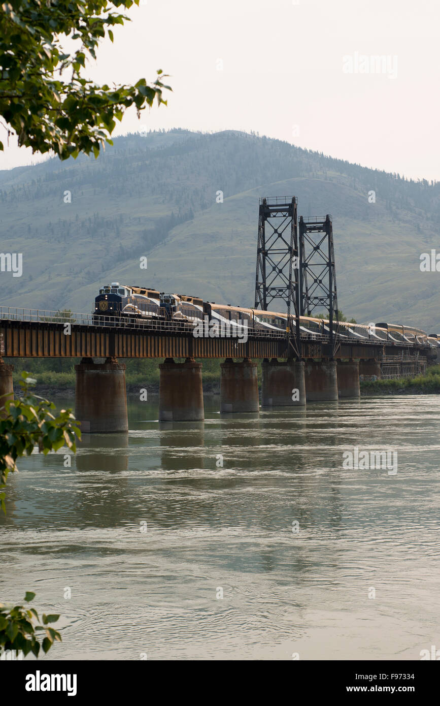 Le Rocky Mountaineer passe au-dessus de la rivière North Thompson à Kamloops, British Columbia, Canada. Banque D'Images