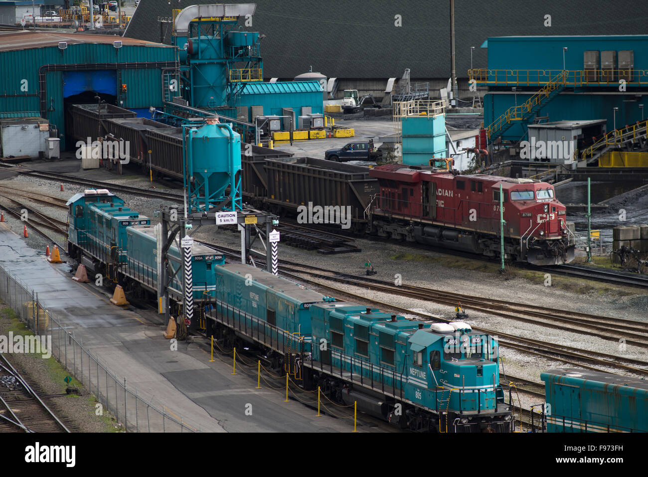 Un train de charbon dans une benne rotative à North Vancouver, Colombie-Britannique, Canada. Banque D'Images