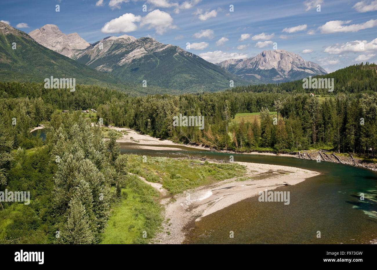 Vue aérienne de la rivière Elk avec Mont Hosmer en arrière-plan, Fernie, BC, Canada. Banque D'Images
