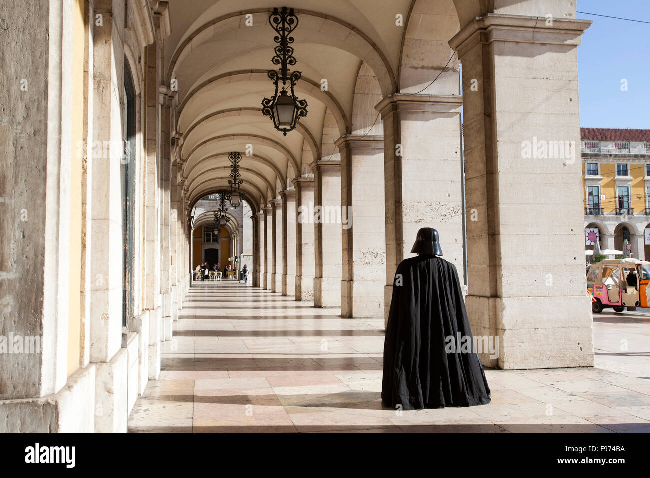 Darth Vader, balade à Praca do Comercio, dans le centre-ville de Lisbonne, Portugal. Banque D'Images