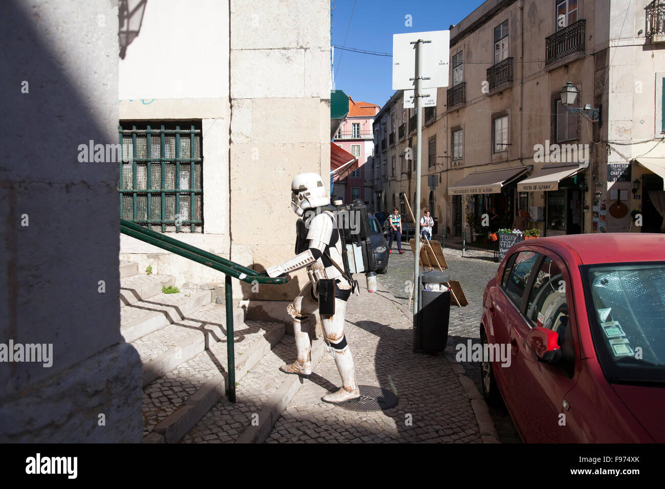 Thrust Star Wars marche dans Alfama, un des plus anciens et des voisinages les plus typiques de Lisbonne, Portugal. Banque D'Images