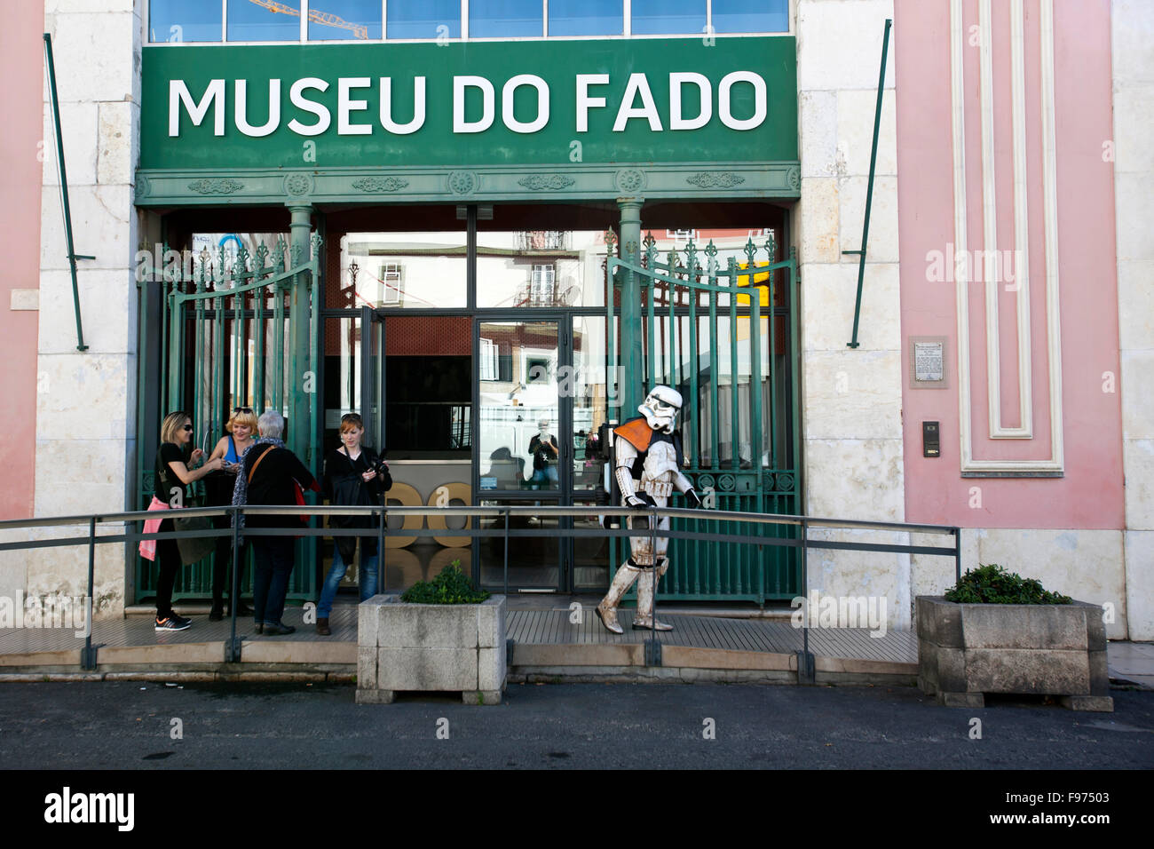 Thrust Star Wars marche dans Alfama, un des plus anciens et des voisinages les plus typiques de Lisbonne, Portugal. Banque D'Images