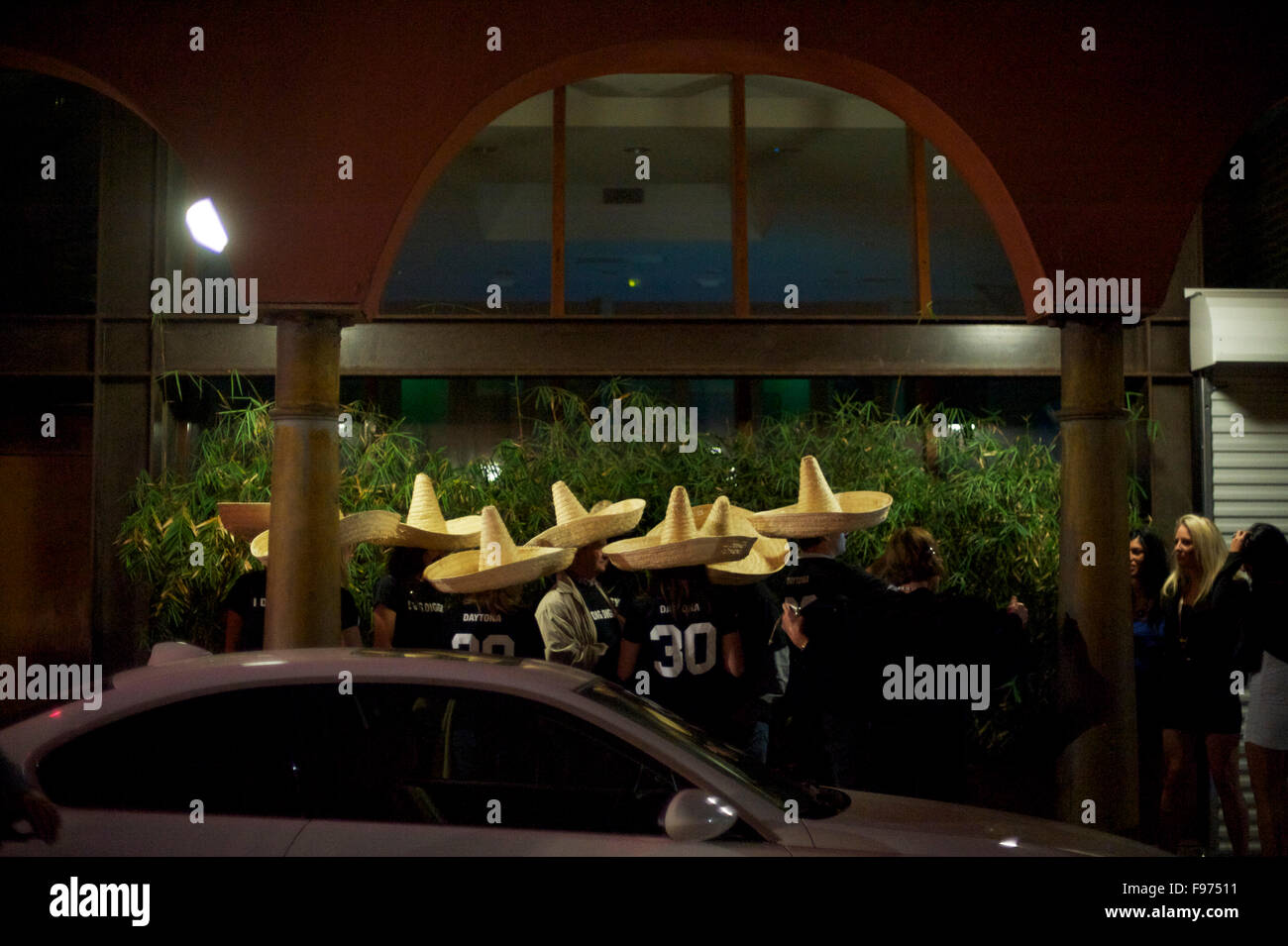 Les fans de sports wear sombreros devant un bar de Venice, Californie Banque D'Images