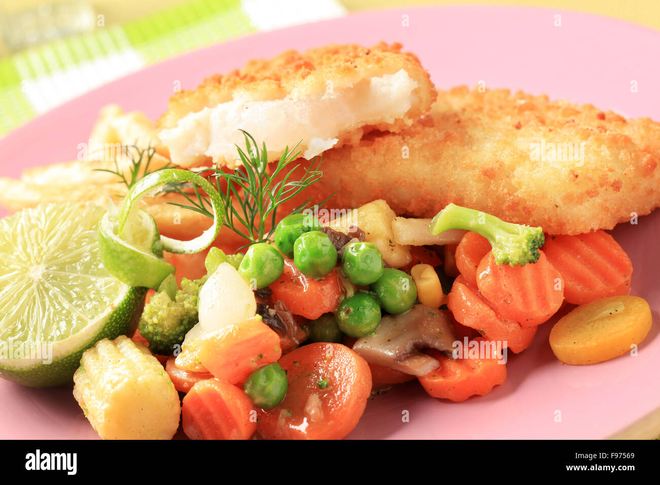 Filets de poisson pané frit avec légumes et frites Banque D'Images