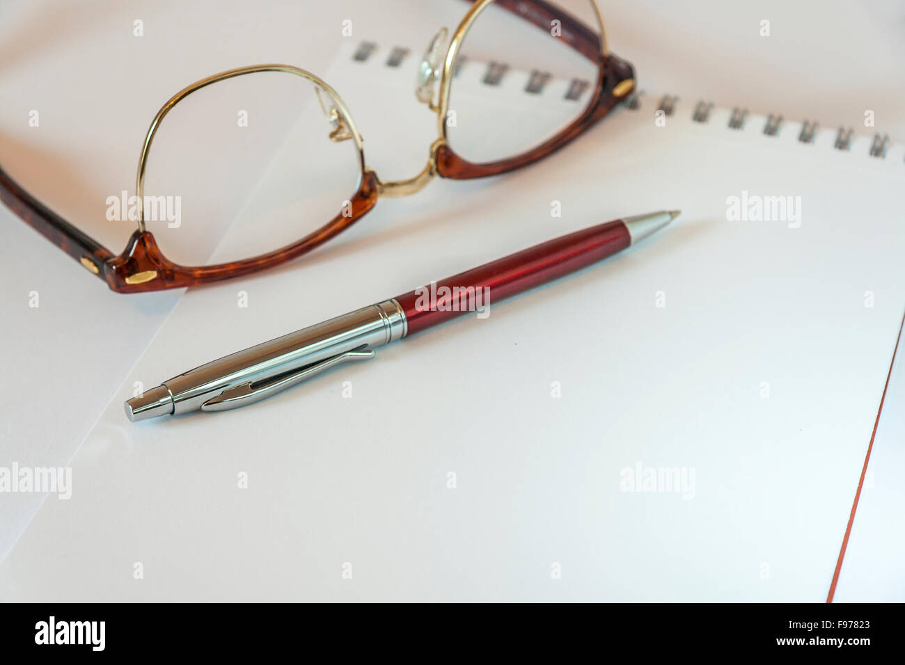 Le bloc-notes, stylo, et verres Banque D'Images